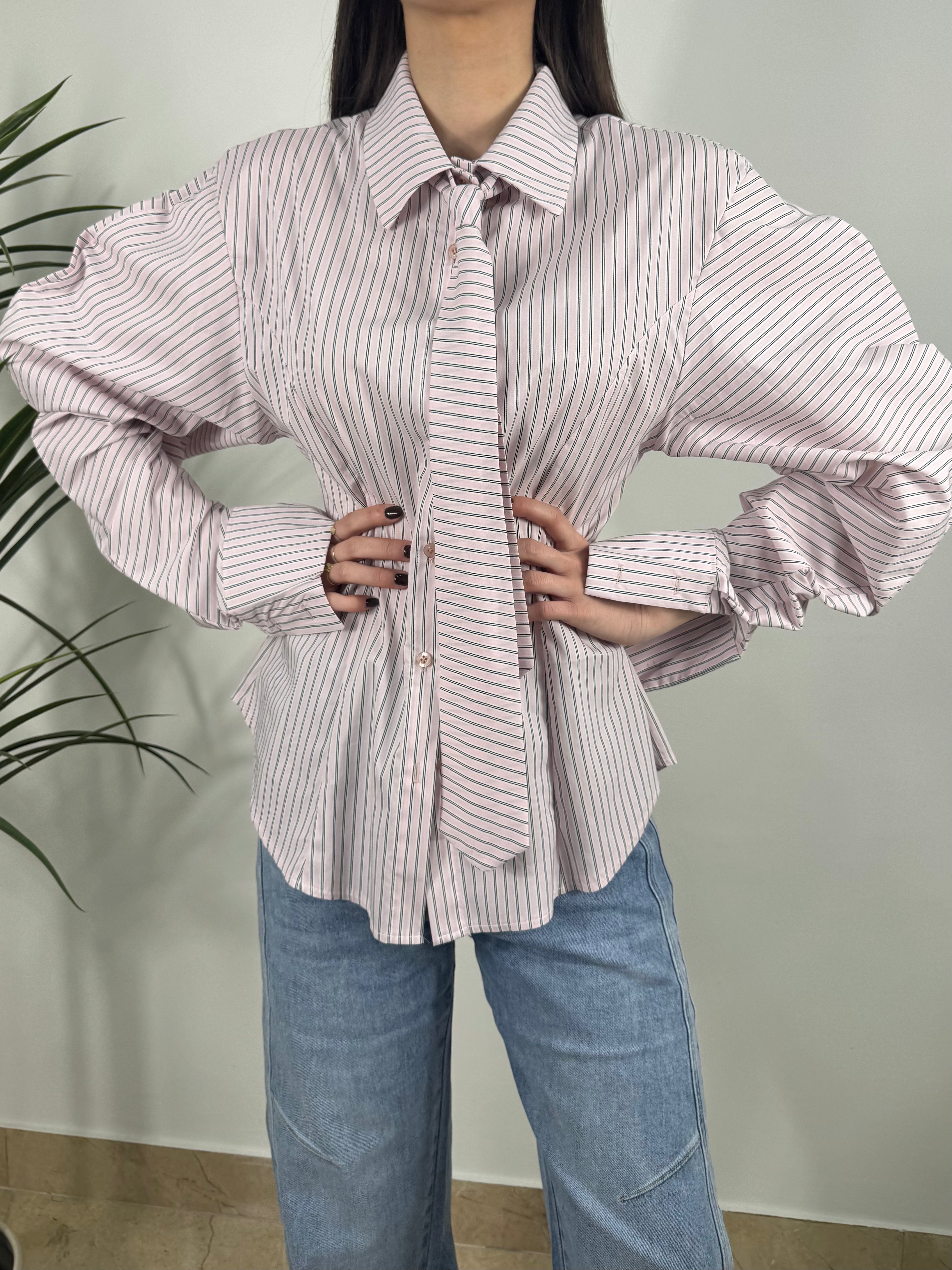 CAMICIA A RIGHE CON CRAVATTA E MANICHE VOLUME