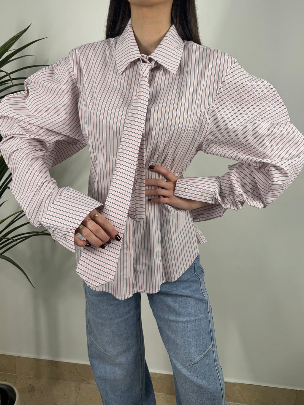 CAMICIA A RIGHE CON CRAVATTA E MANICHE VOLUME