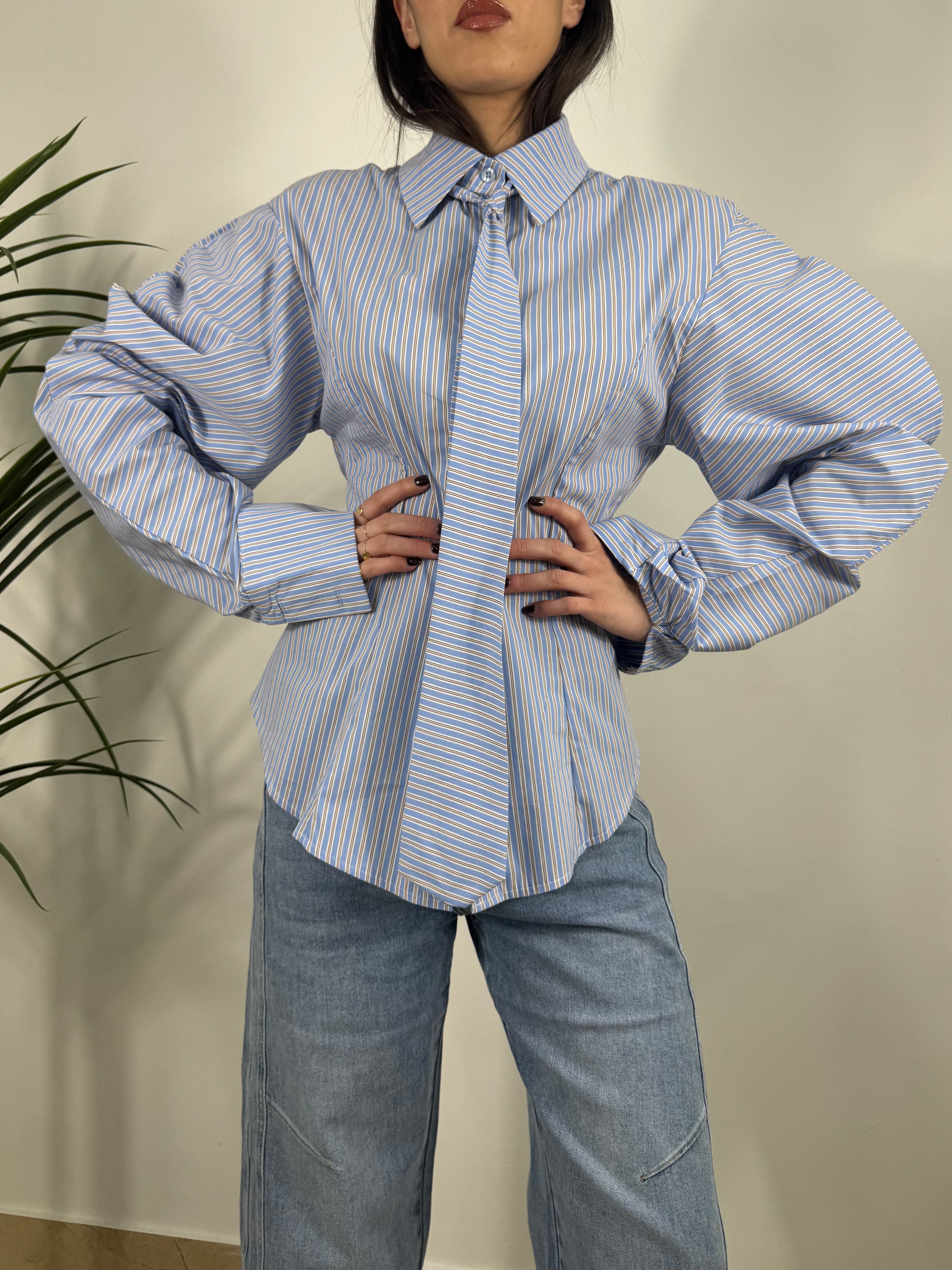 CAMICIA A RIGHE CON CRAVATTA E MANICHE VOLUME