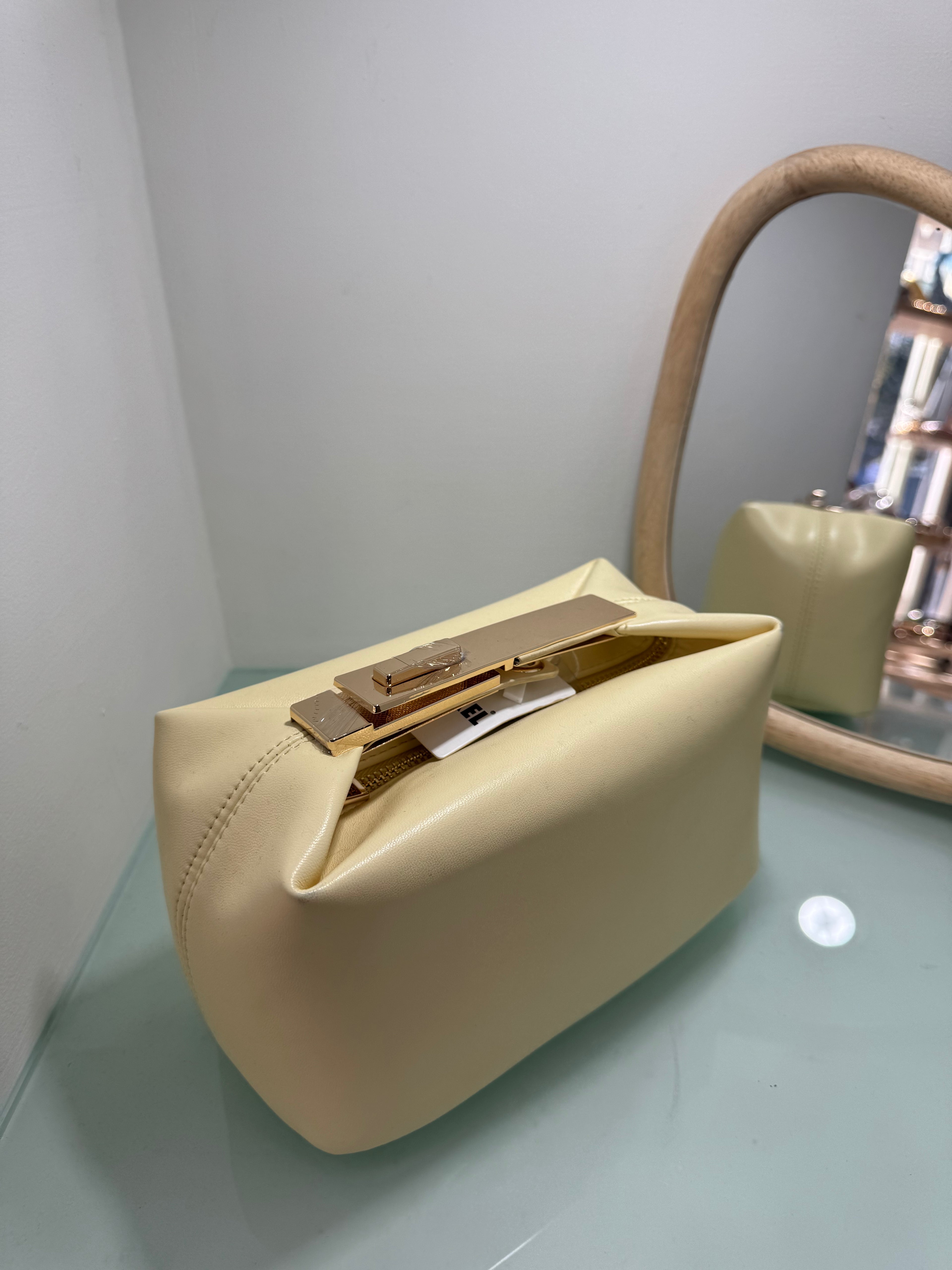Borsa clutch elegante con chiusura dorata – Mini bag rigida