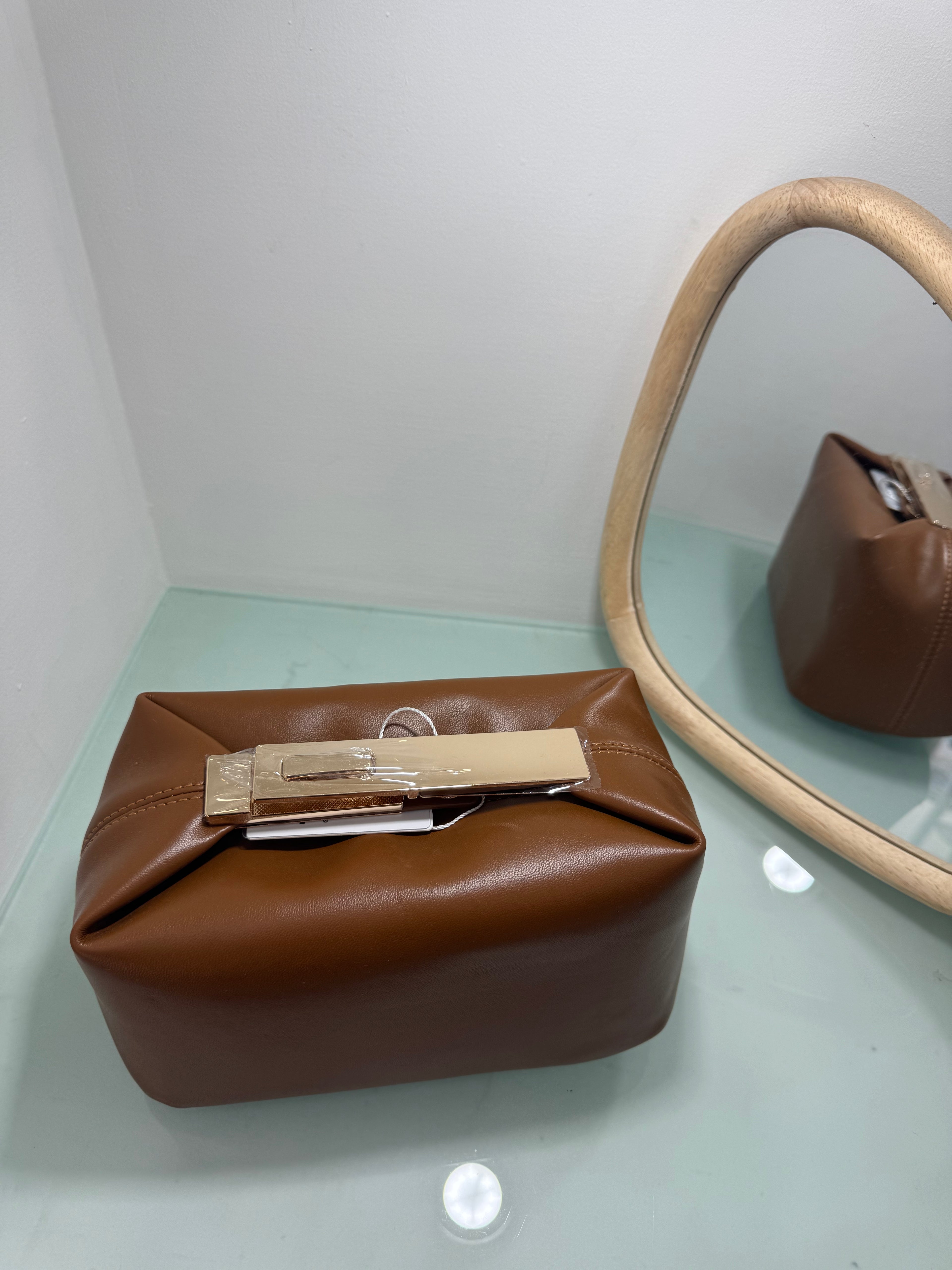 Borsa clutch elegante con chiusura dorata – Mini bag rigida