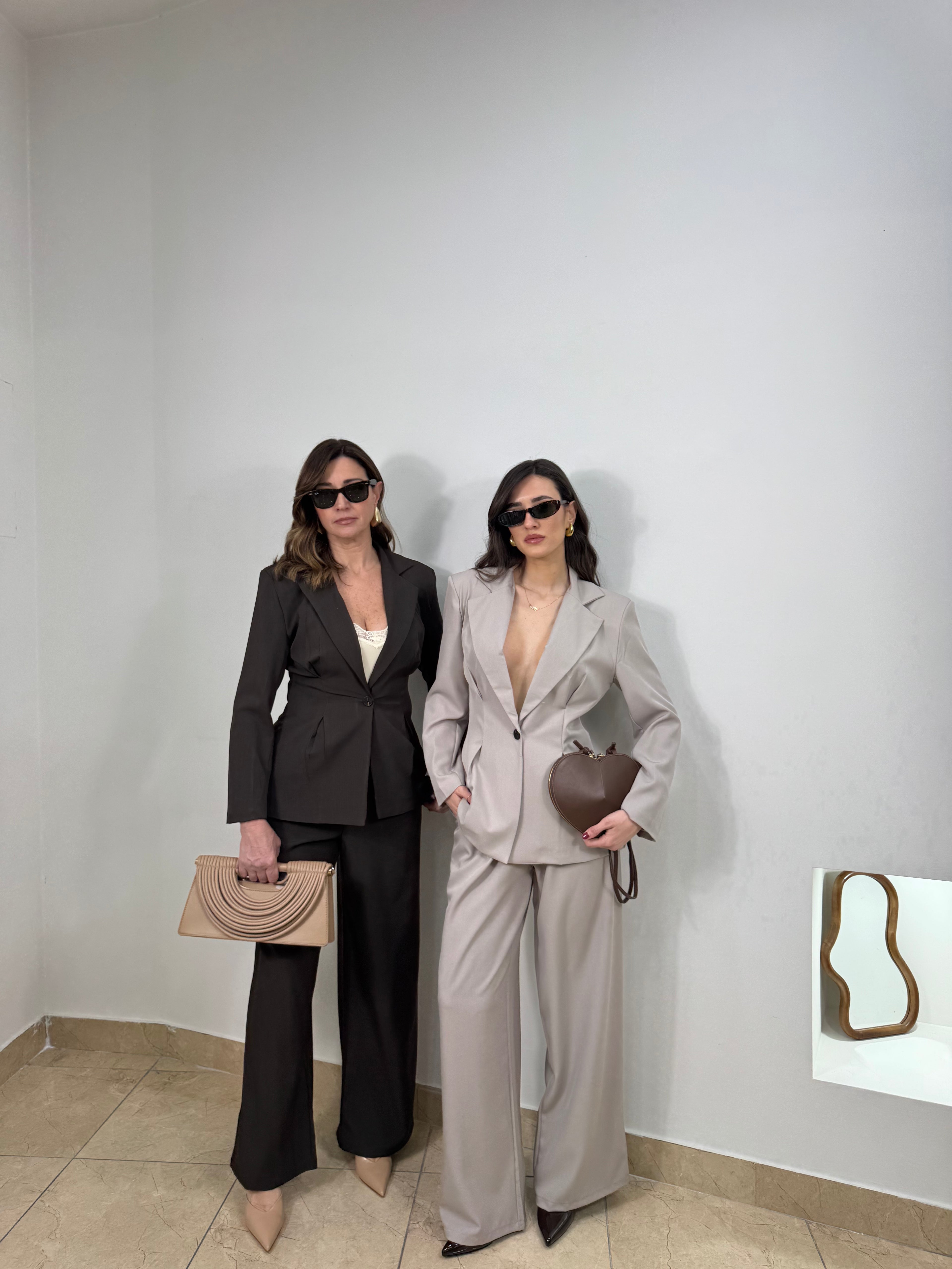 Tailleur  con blazer strutturato e pantalone palazzo