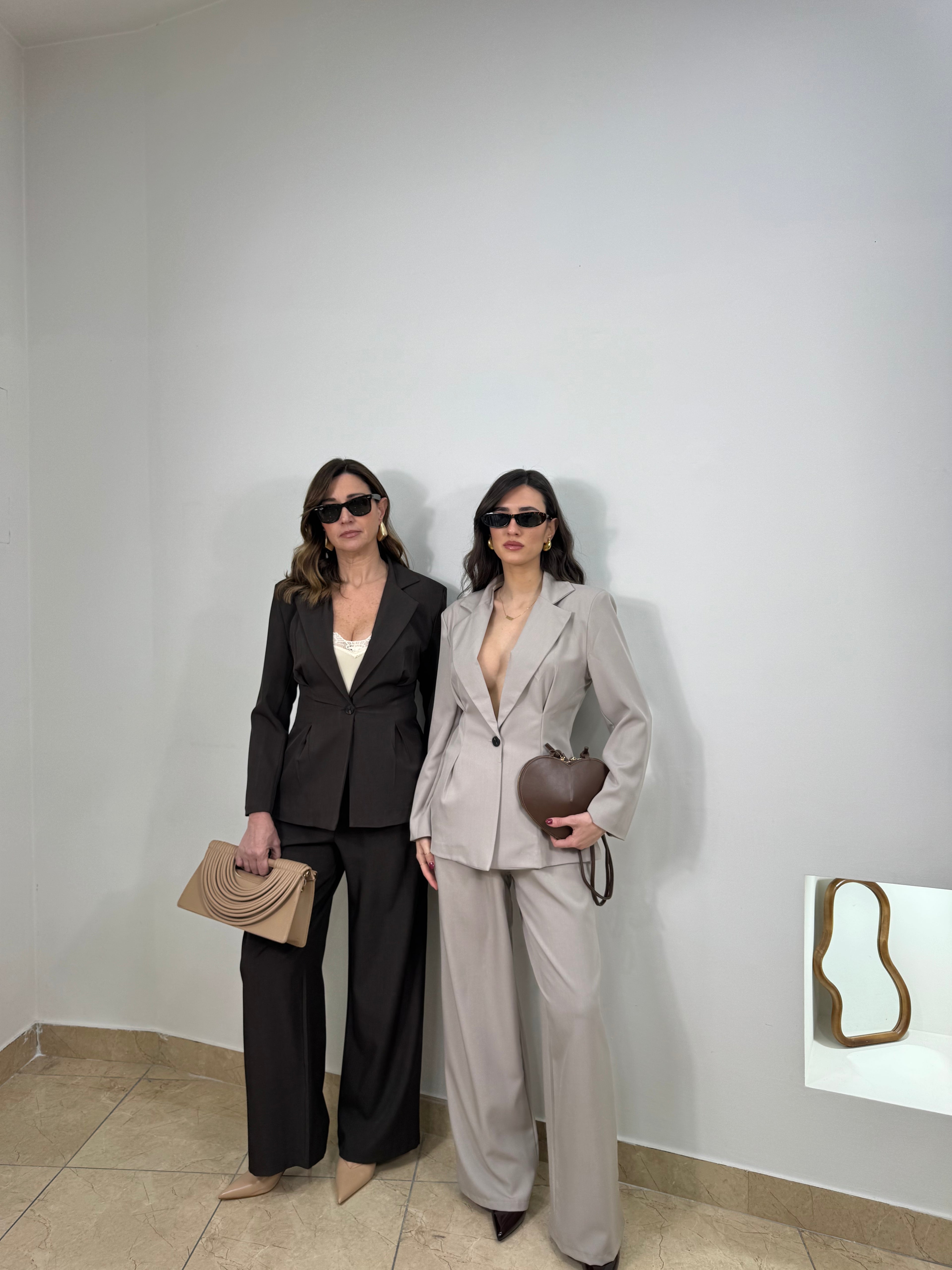 Tailleur  con blazer strutturato e pantalone palazzo