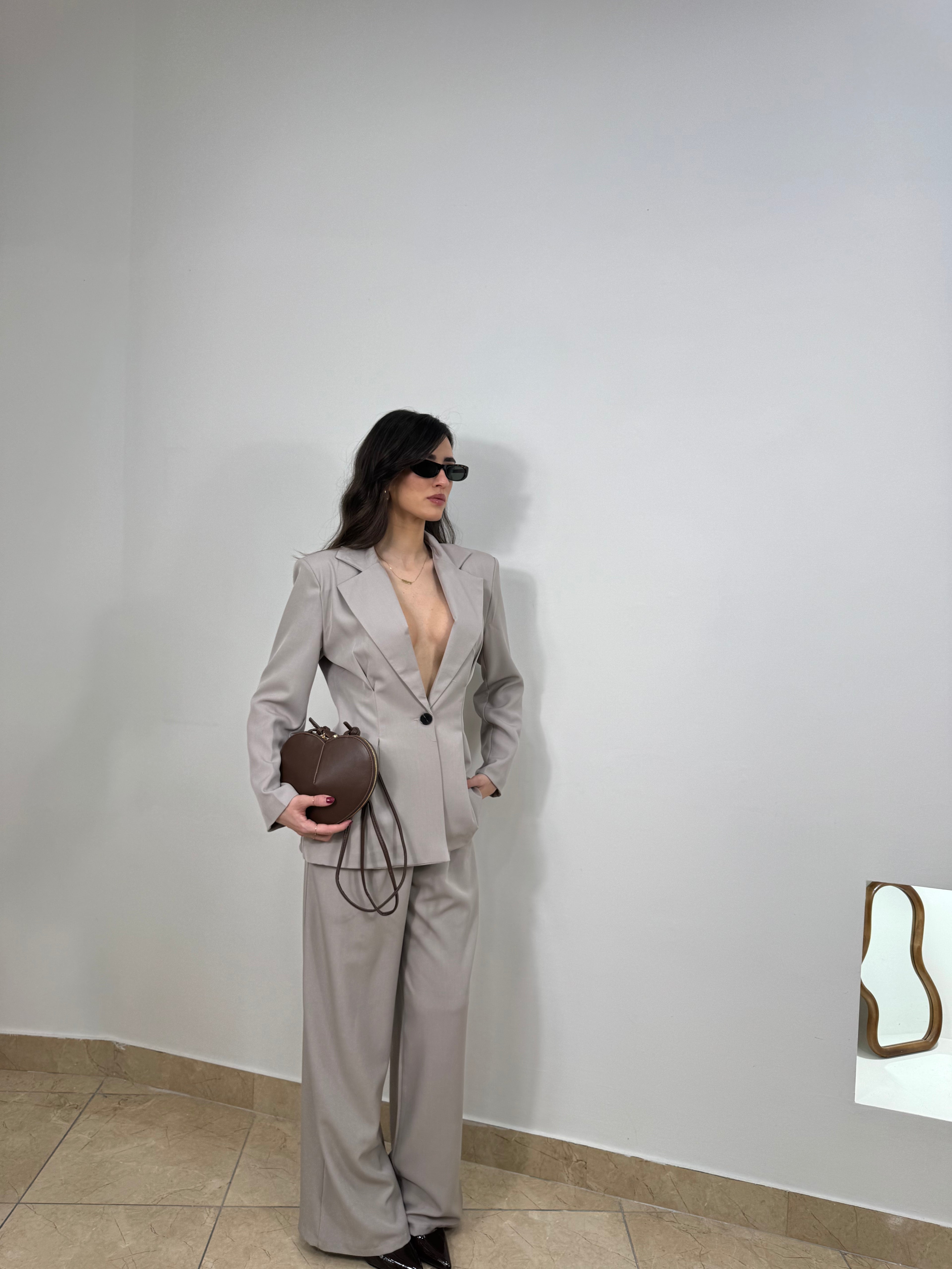 Tailleur  con blazer strutturato e pantalone palazzo