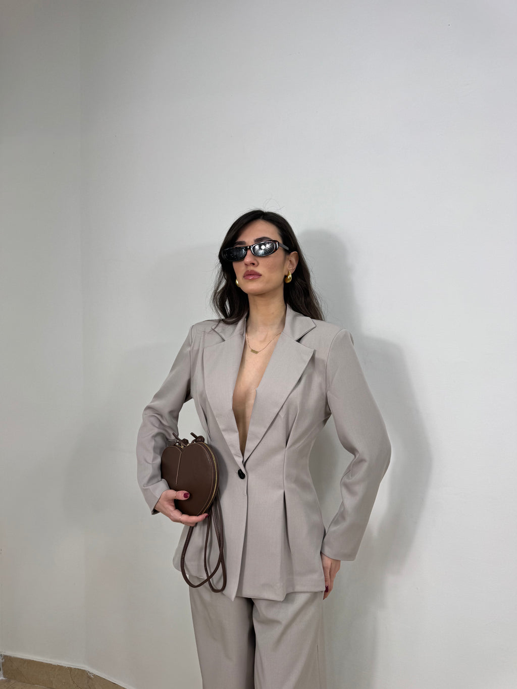 Tailleur  con blazer strutturato e pantalone palazzo
