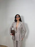 Tailleur  con blazer strutturato e pantalone palazzo