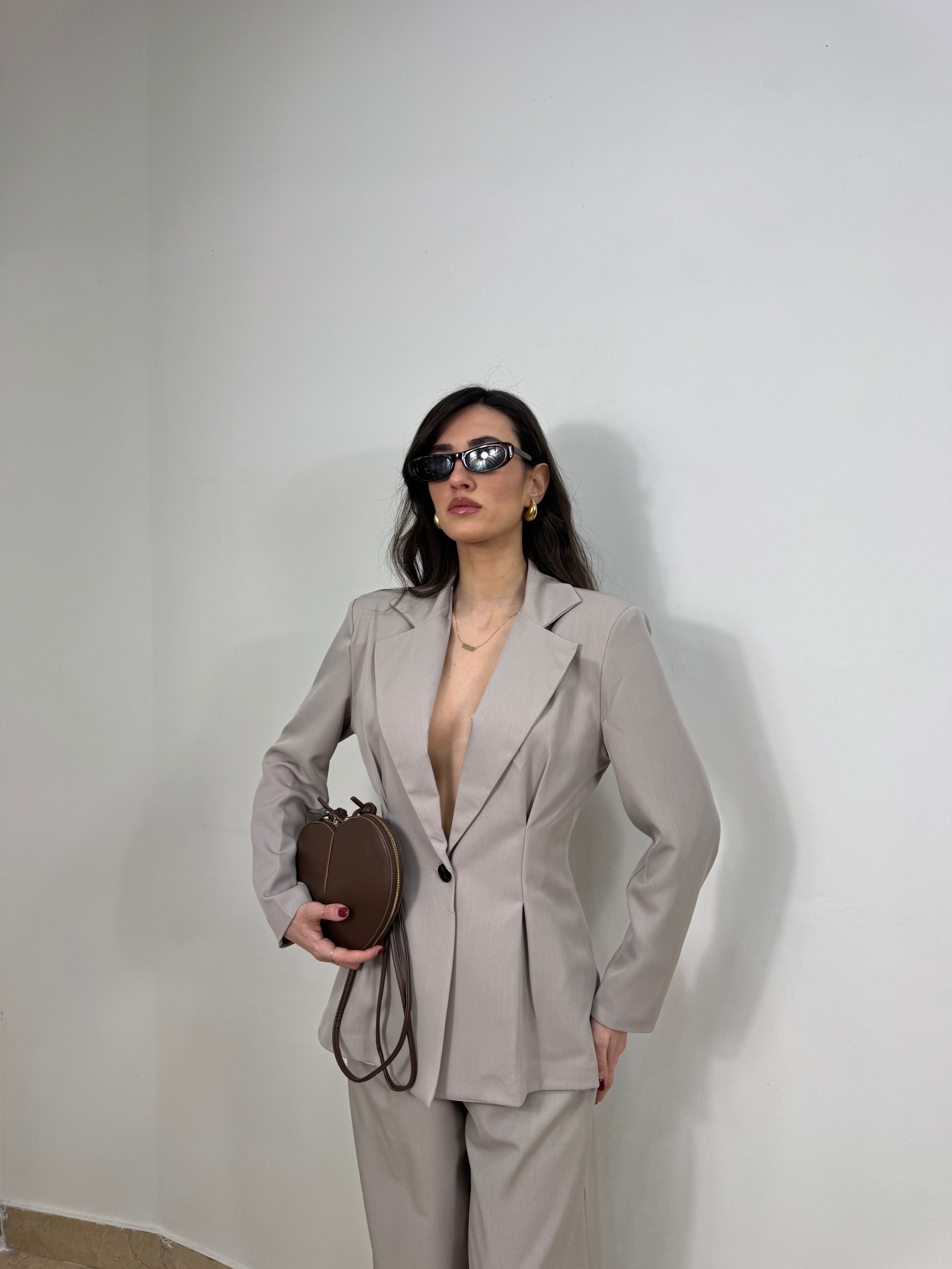 Tailleur  con blazer strutturato e pantalone palazzo