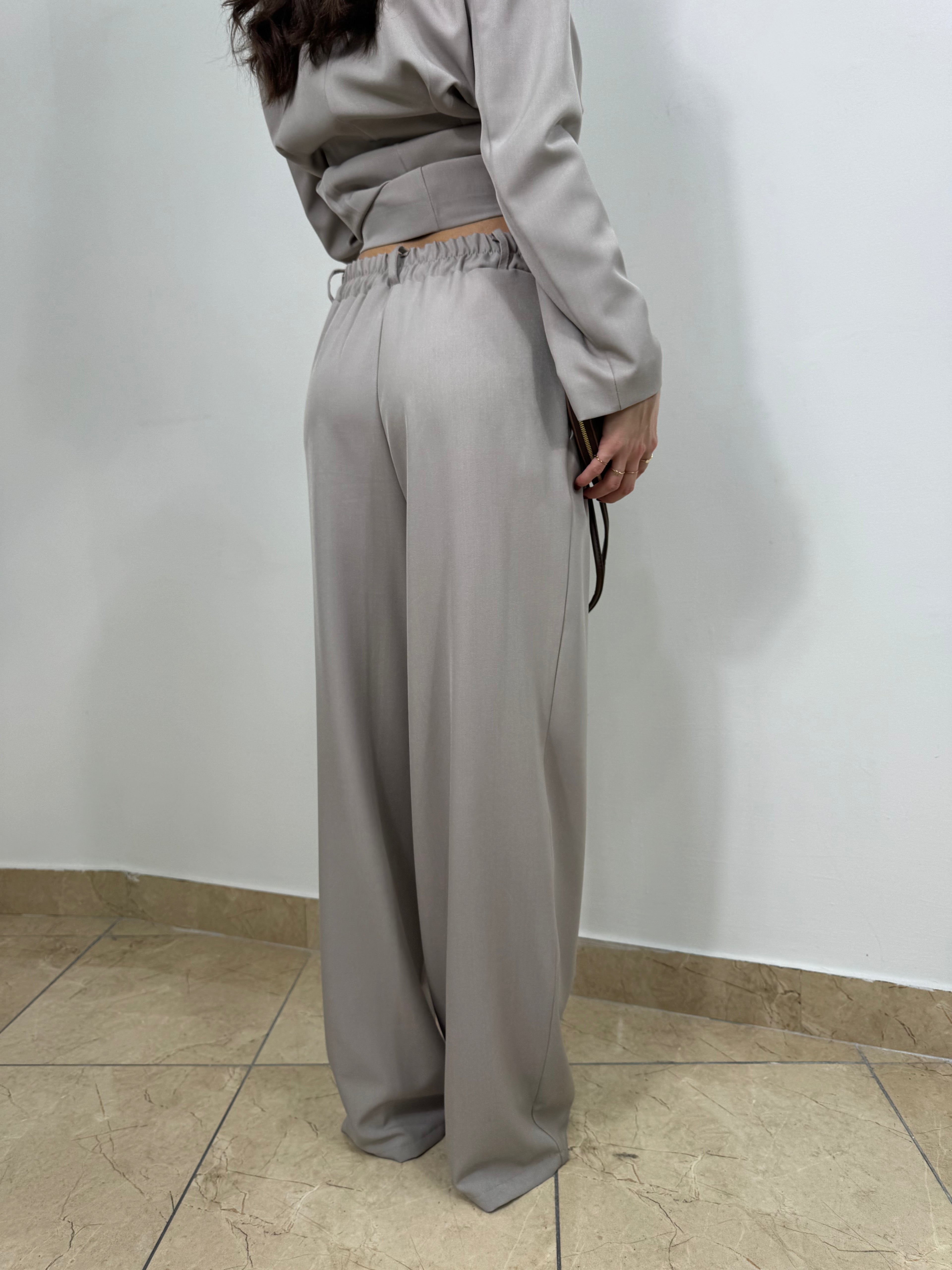 Tailleur  con blazer strutturato e pantalone palazzo