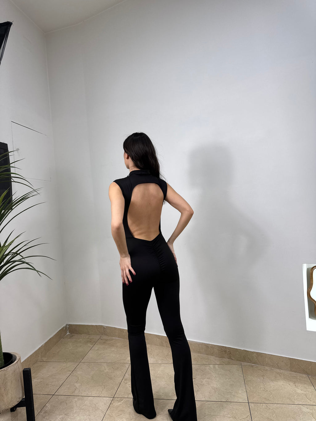 Jumpsuit aderente con schiena scoperta e apertura frontale