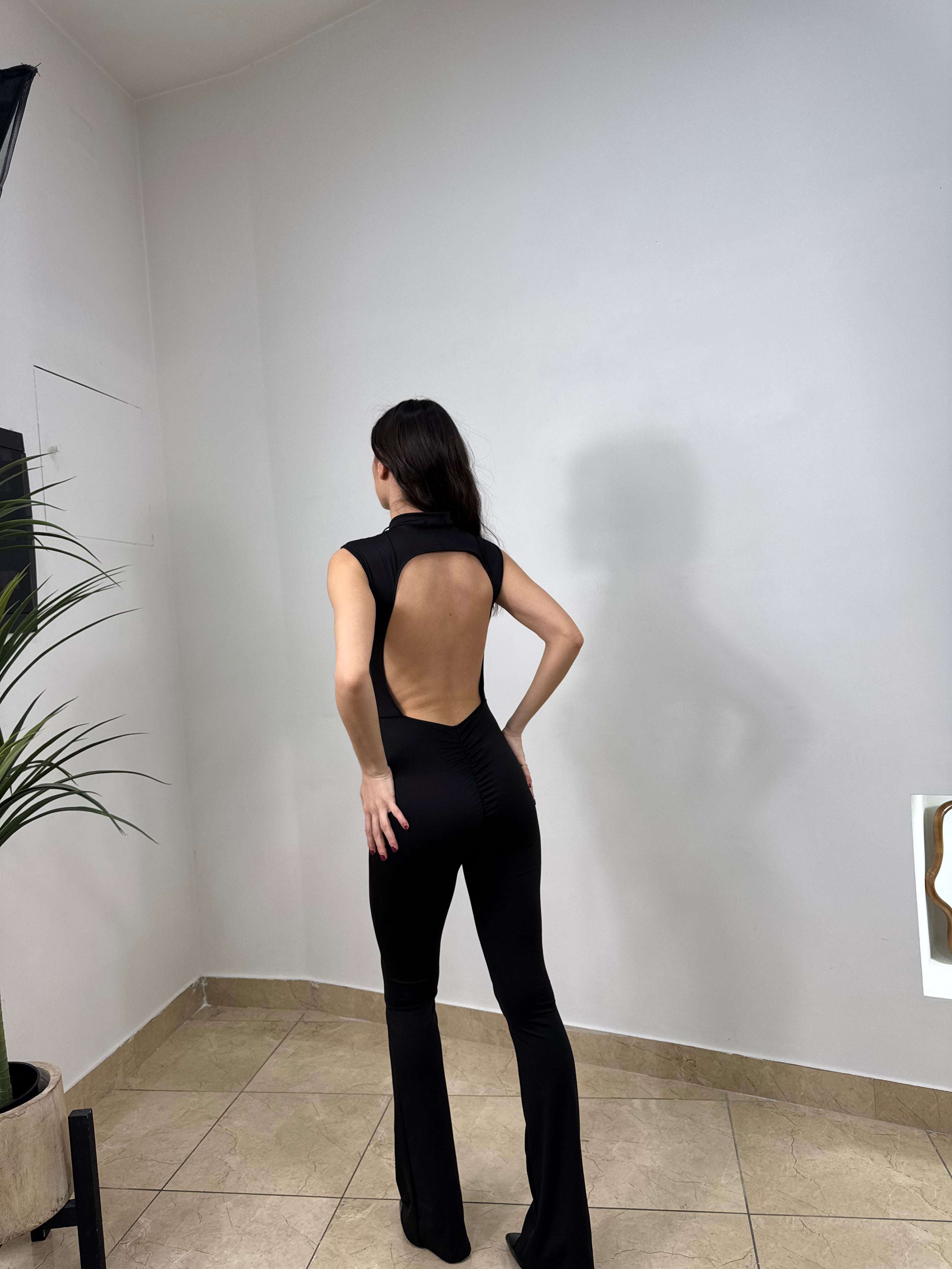 Jumpsuit aderente con schiena scoperta e apertura frontale