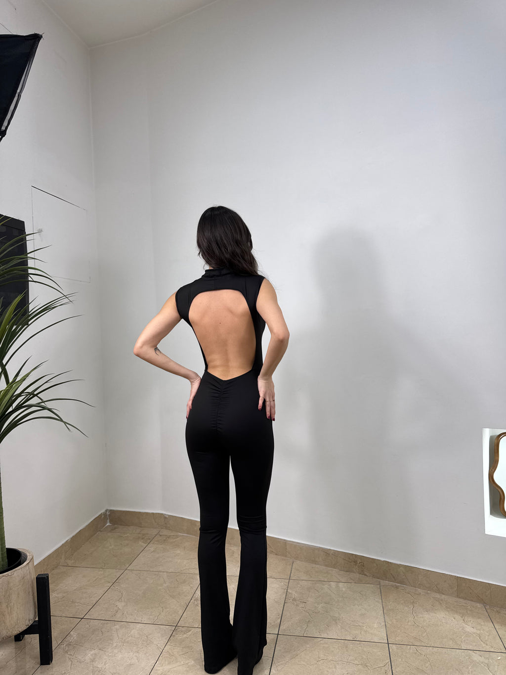 Jumpsuit aderente con schiena scoperta e apertura frontale