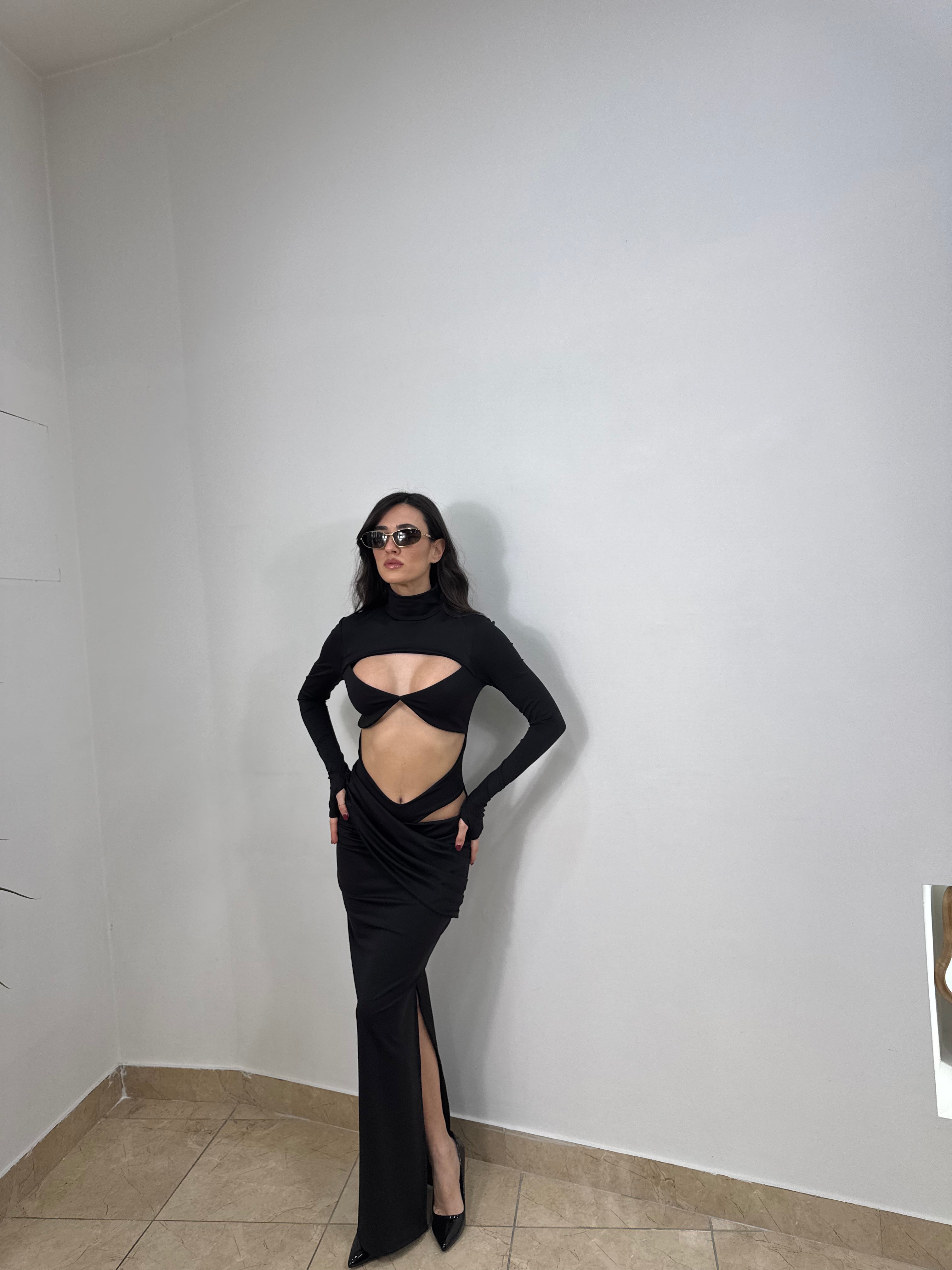 Abito lungo aderente con cut-out e drappeggio