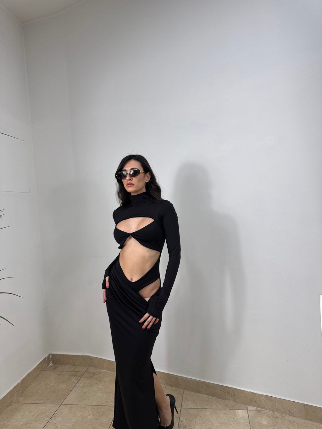 Abito lungo aderente con cut-out e drappeggio
