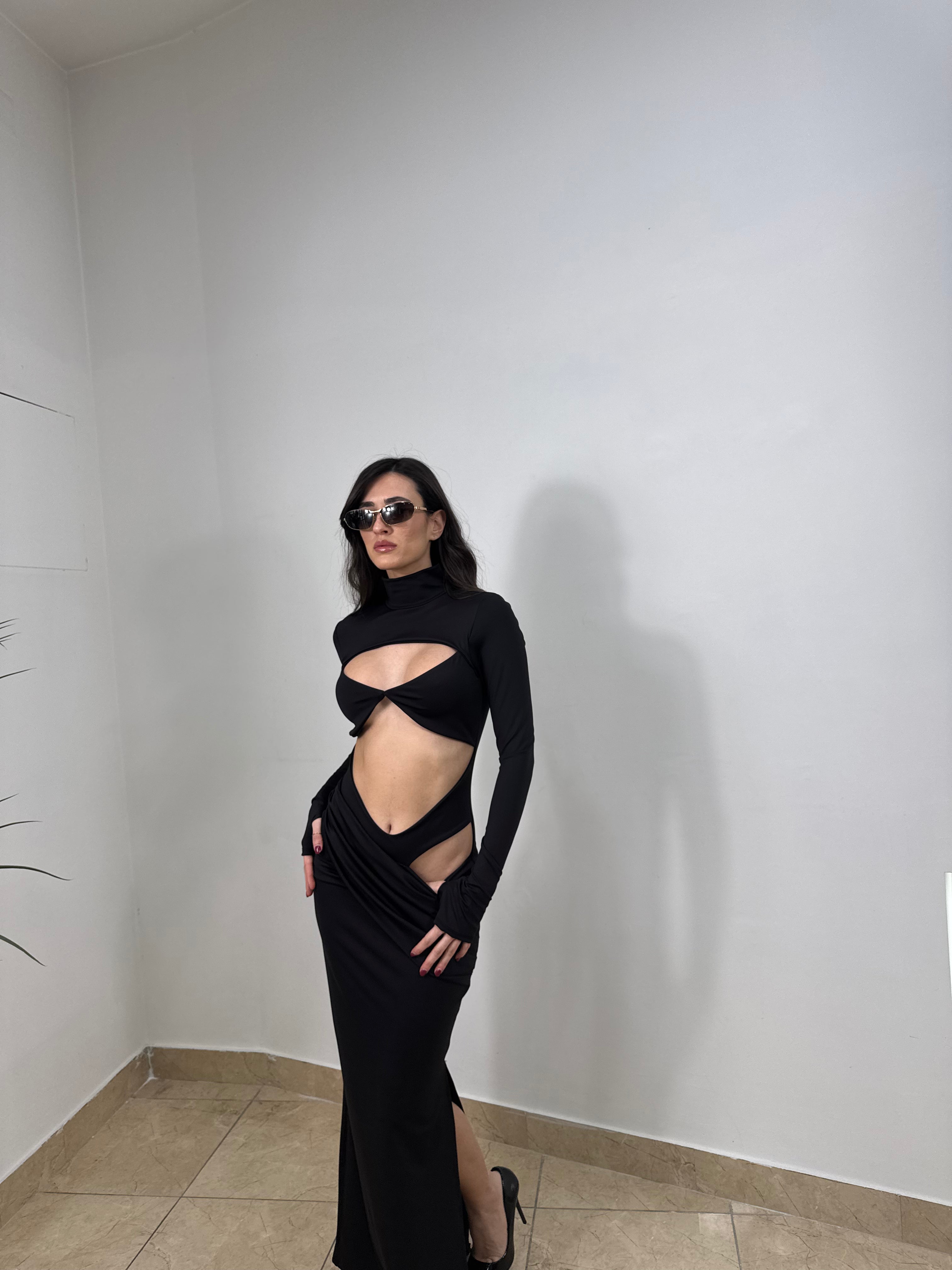 Abito lungo aderente con cut-out e drappeggio