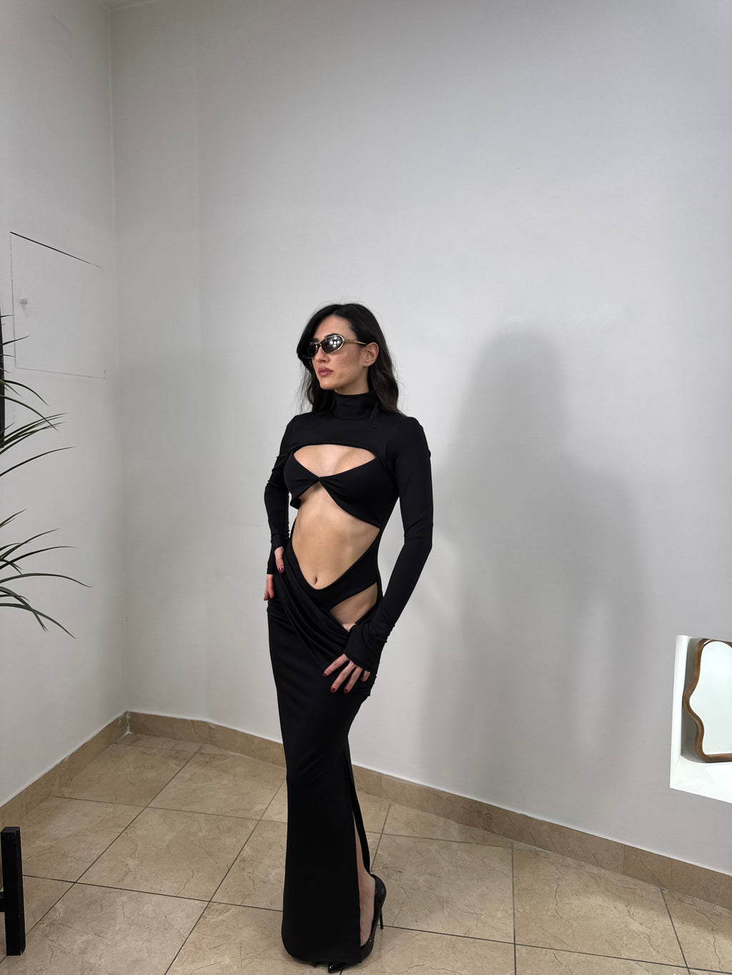 Abito lungo aderente con cut-out e drappeggio