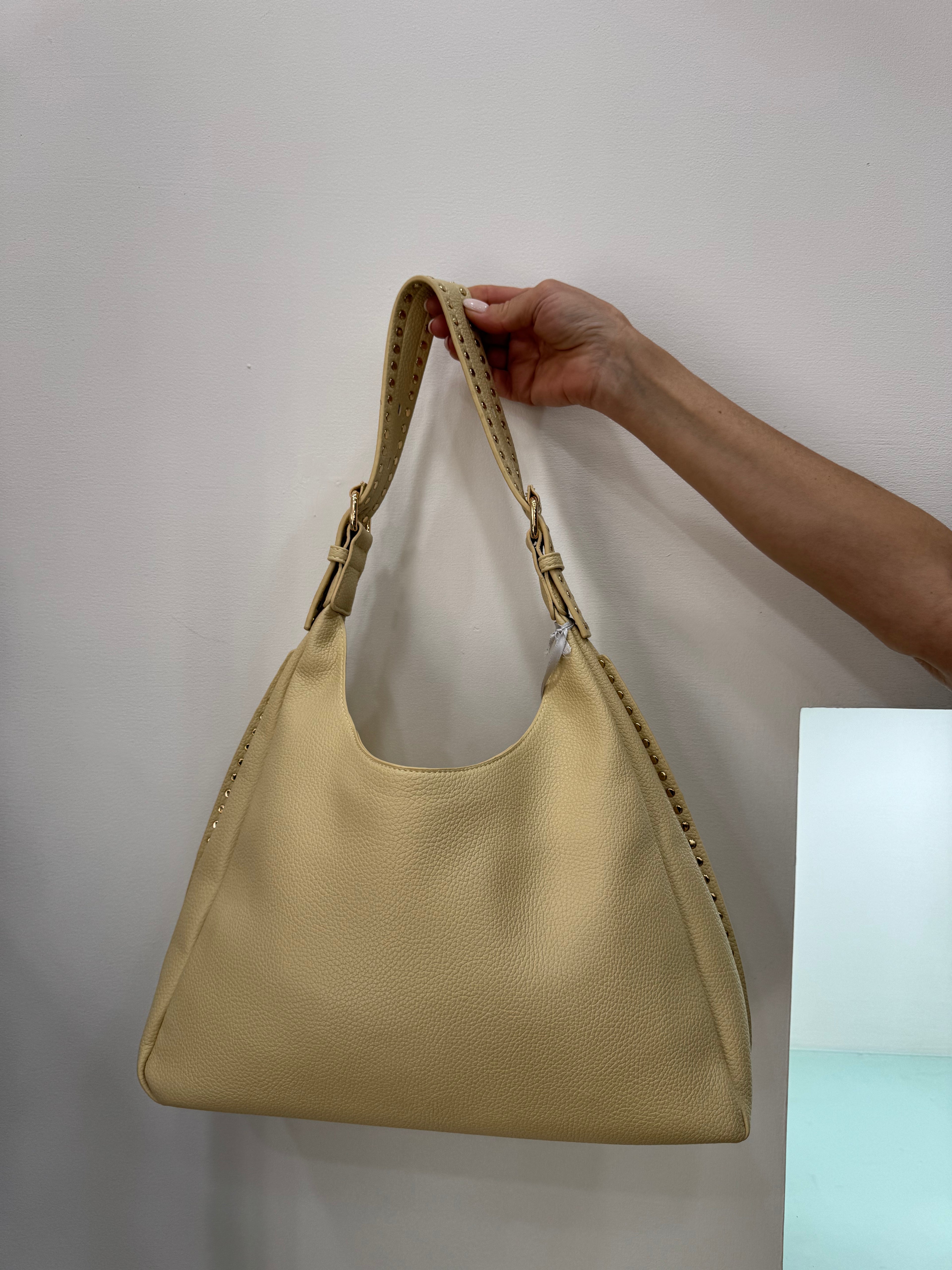 Borsa a spalla   con borchie