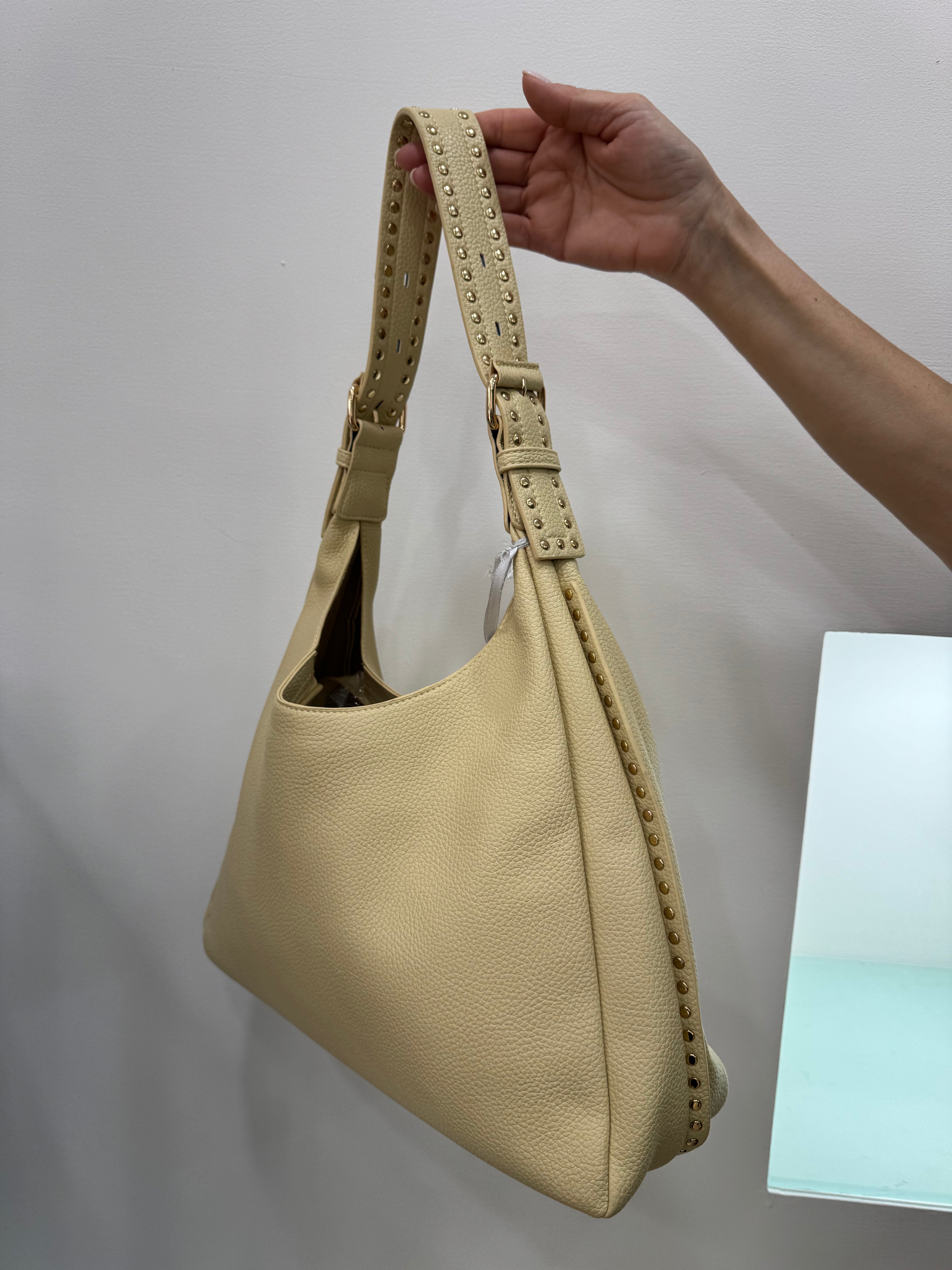 Borsa a spalla   con borchie