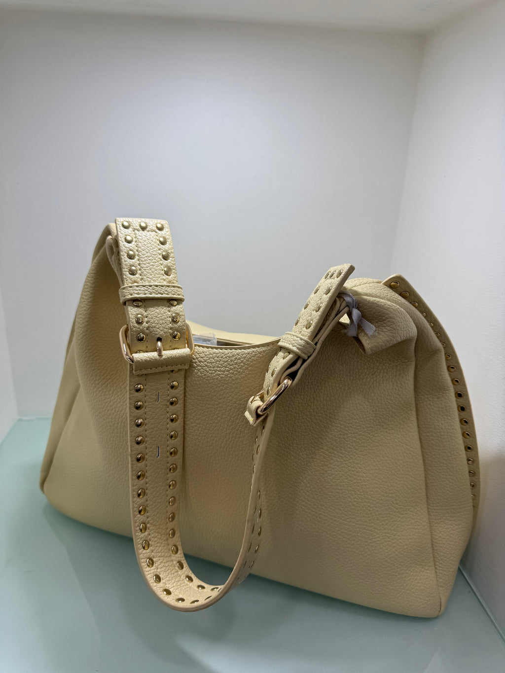 Borsa a spalla   con borchie