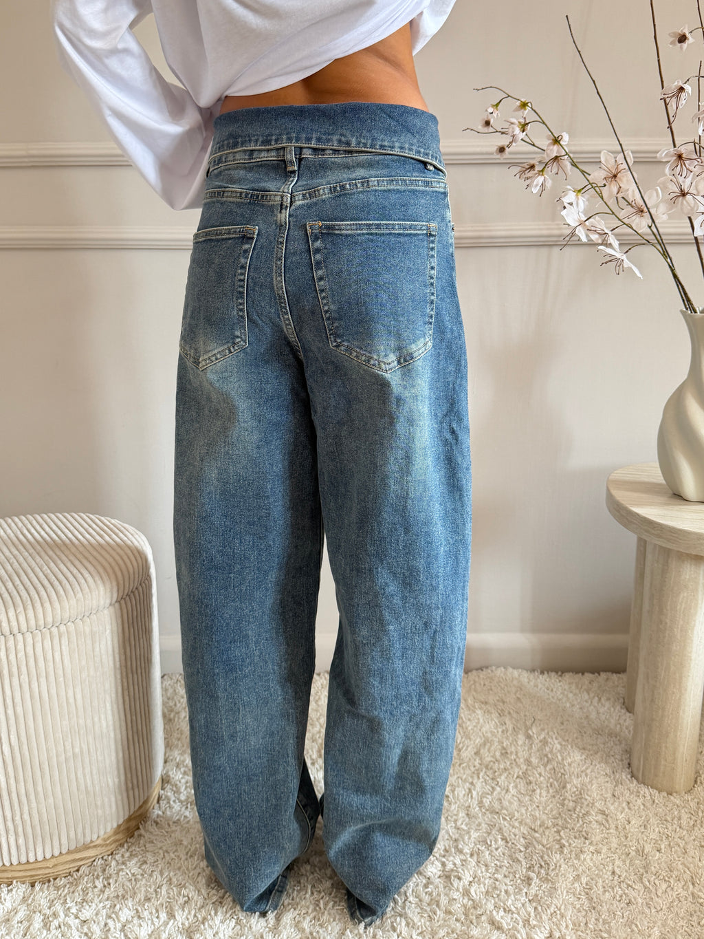 jeans wide leg con a risvolto a v