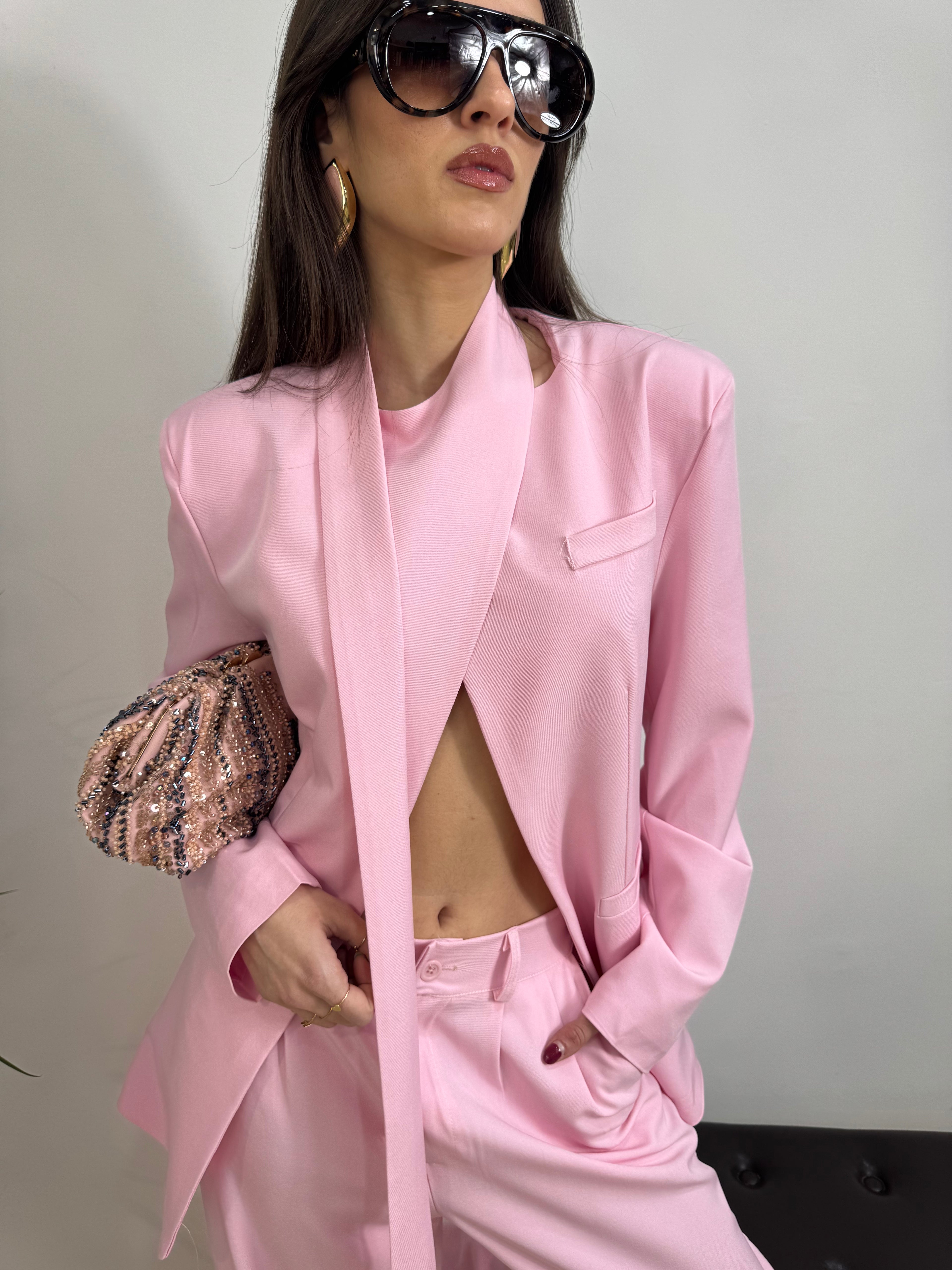 Completo   con blazer con fusciacca al collo e pantalone palazzo a vita alta
