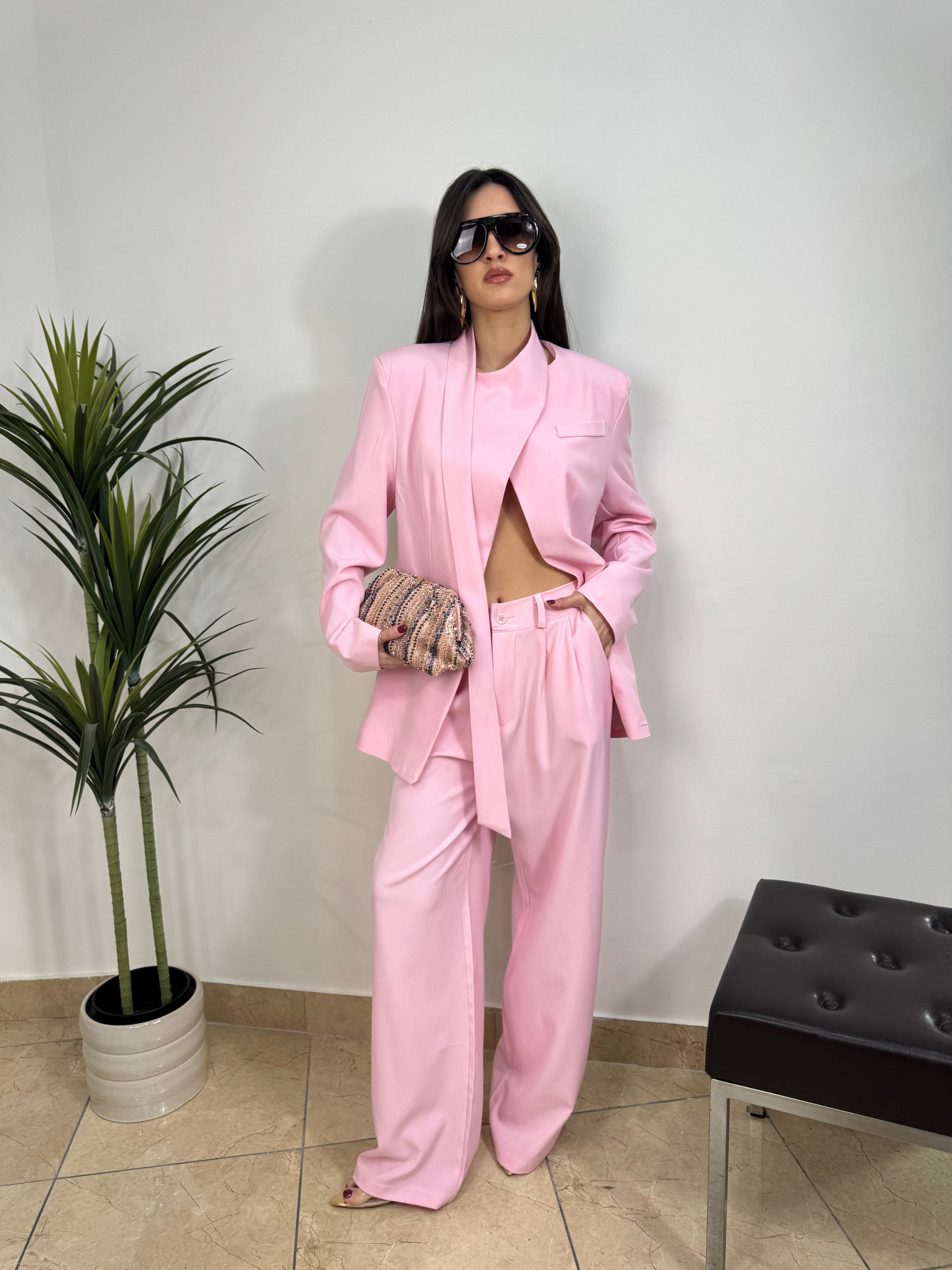 Completo   con blazer con fusciacca al collo e pantalone palazzo a vita alta