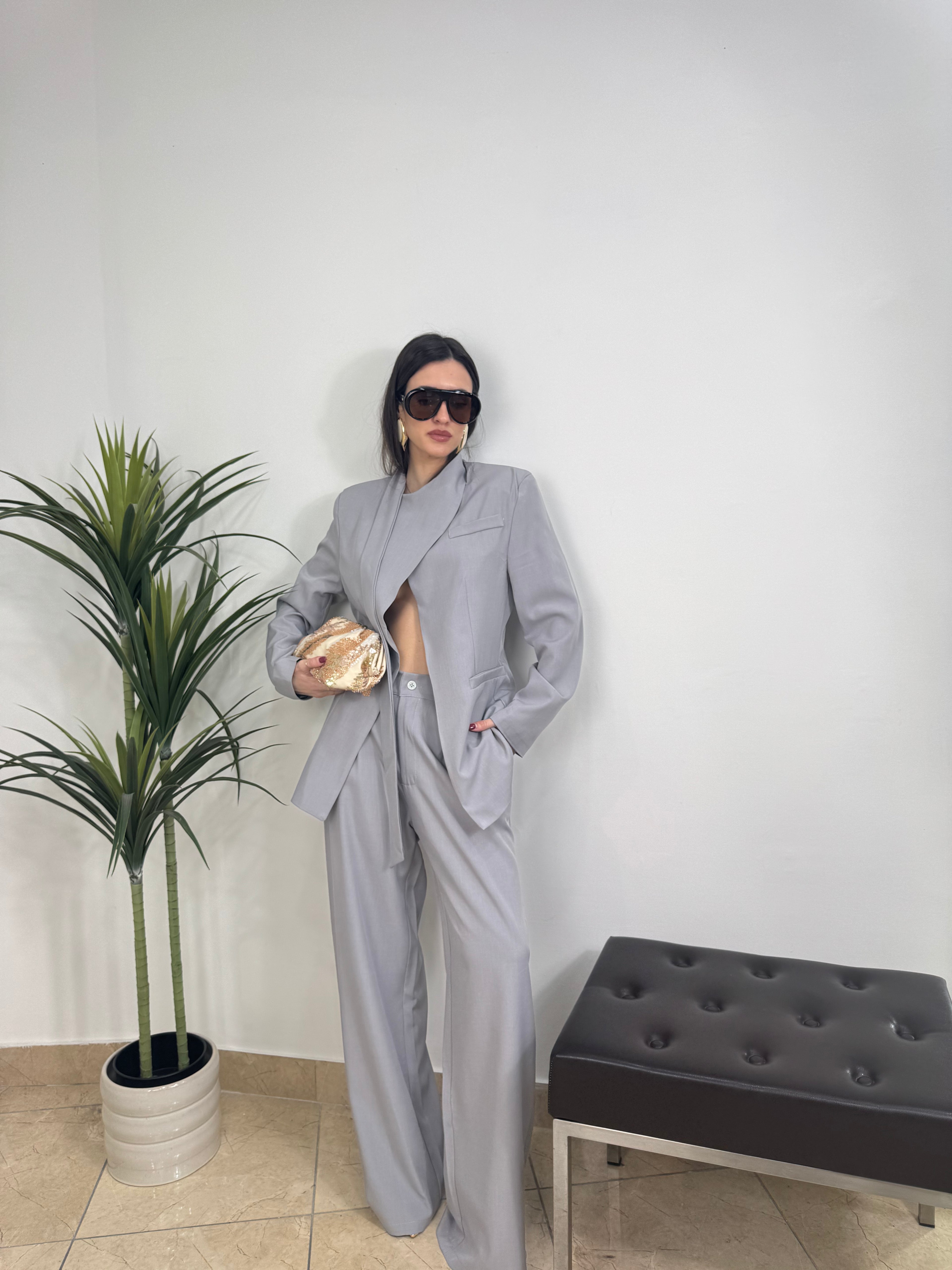 Completo   con blazer con fusciacca al collo e pantalone palazzo a vita alta
