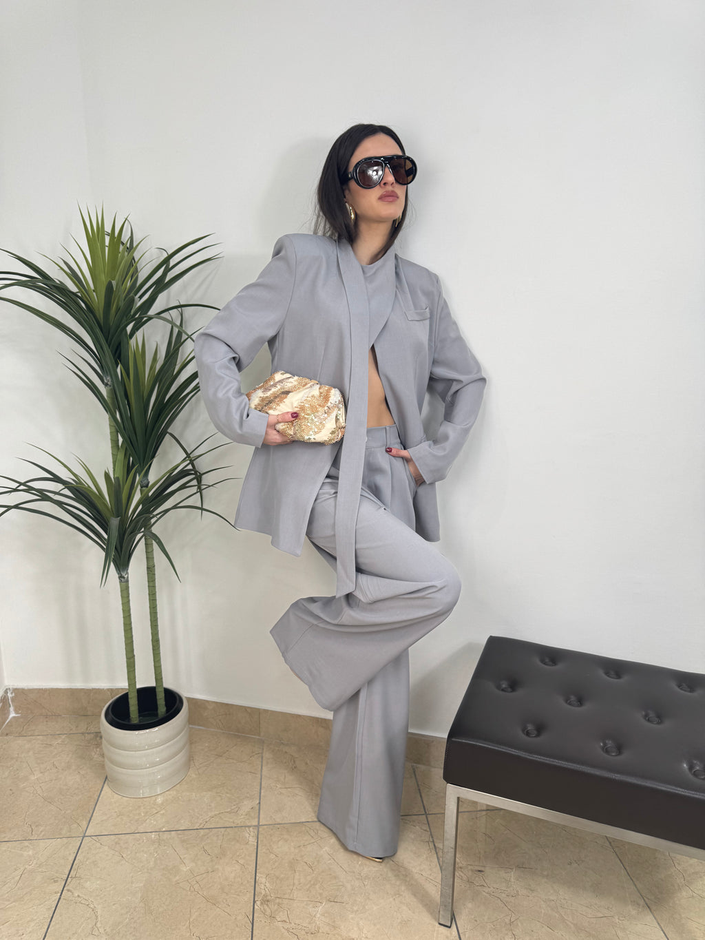 Completo   con blazer con fusciacca al collo e pantalone palazzo a vita alta