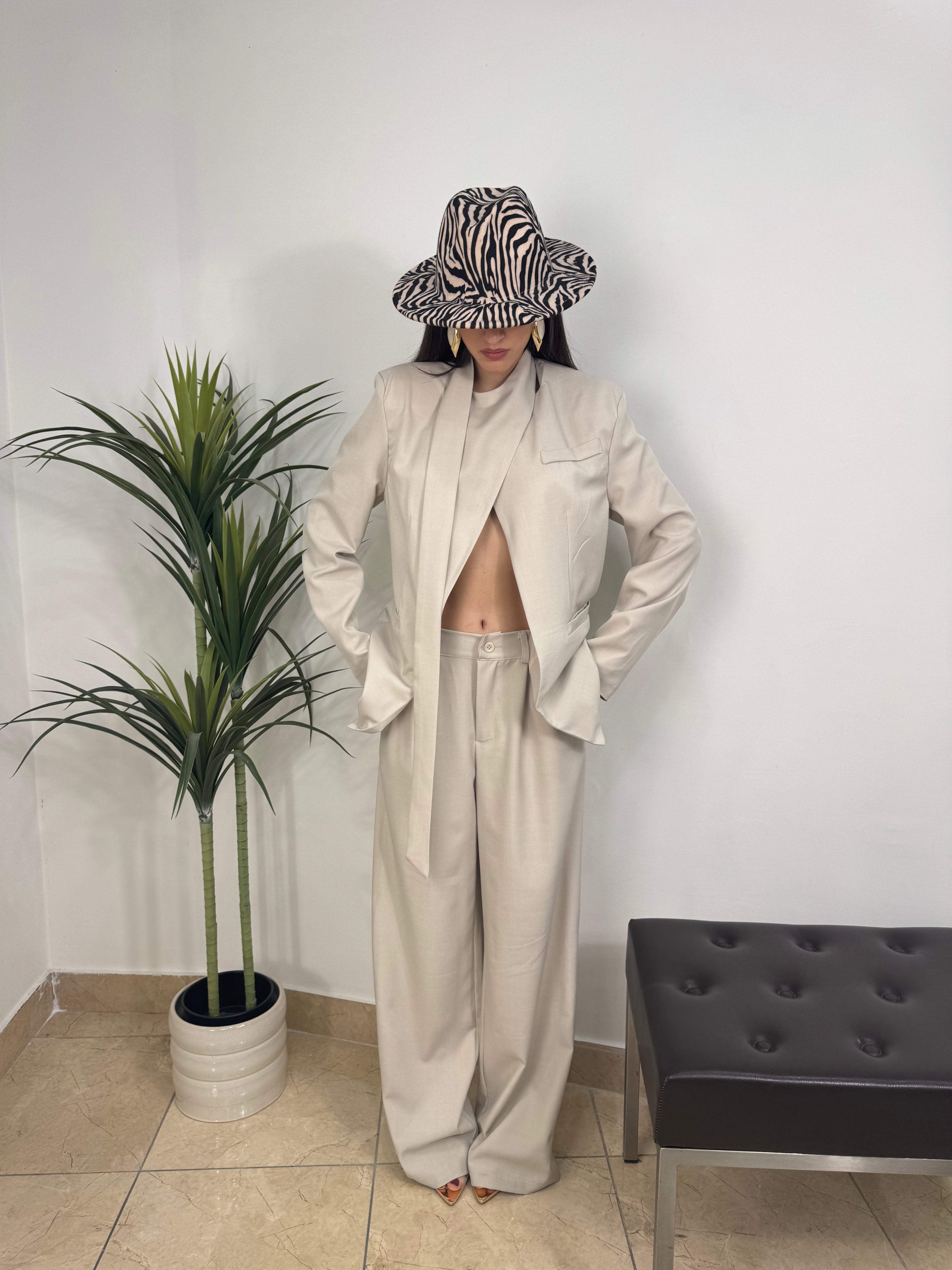 Completo   con blazer con fusciacca al collo e pantalone palazzo a vita alta