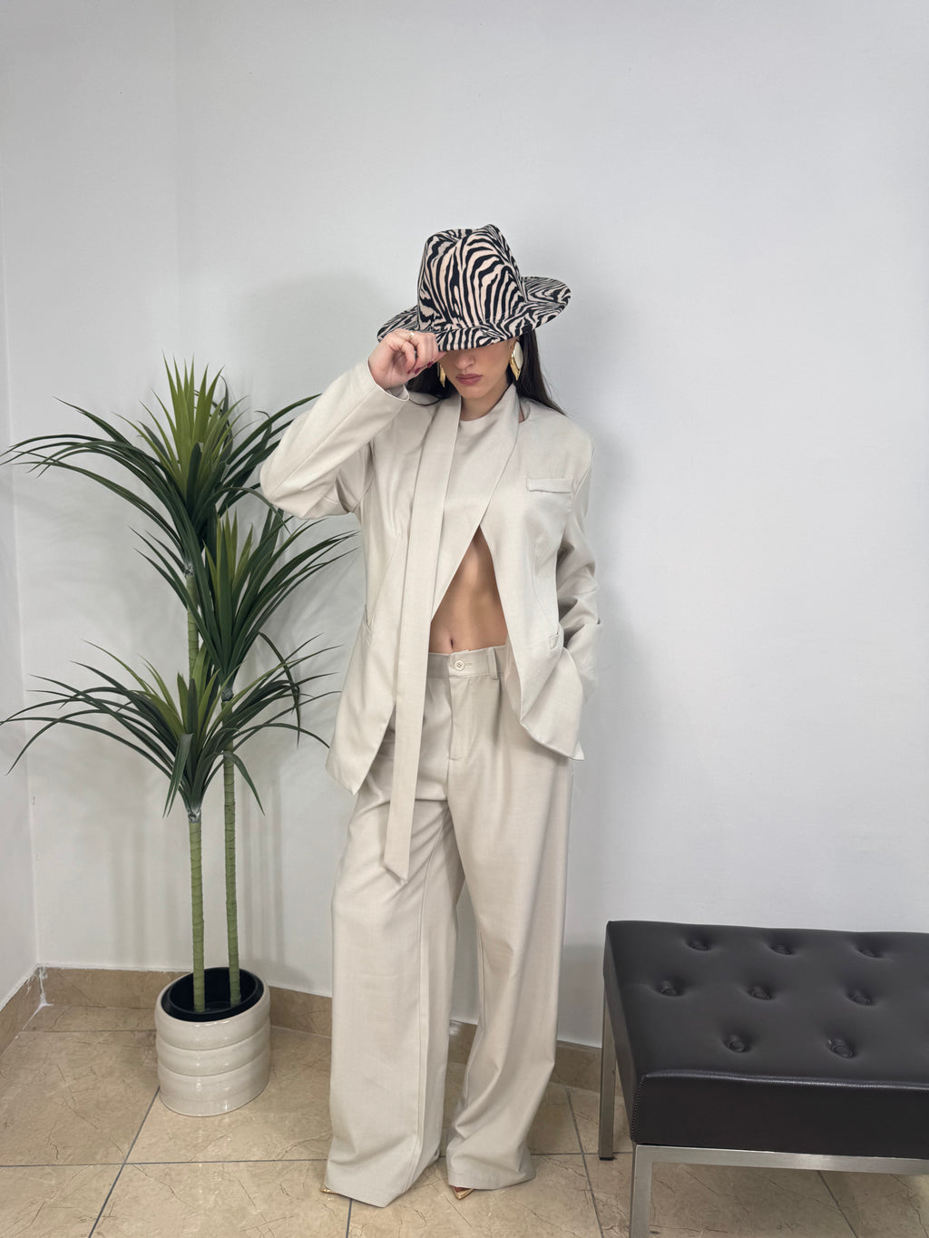 Completo   con blazer con fusciacca al collo e pantalone palazzo a vita alta