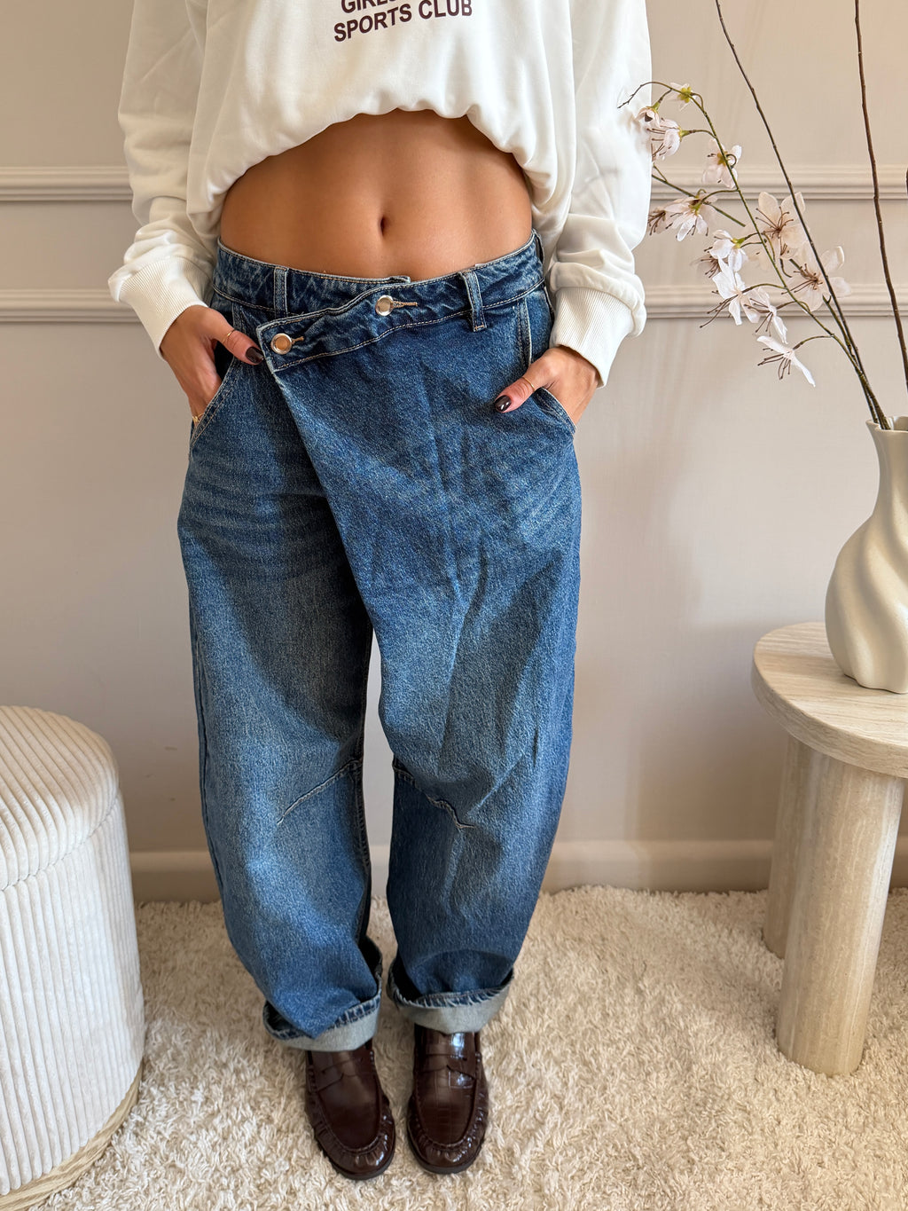 jeans wide leg con chiusura asimmetrica