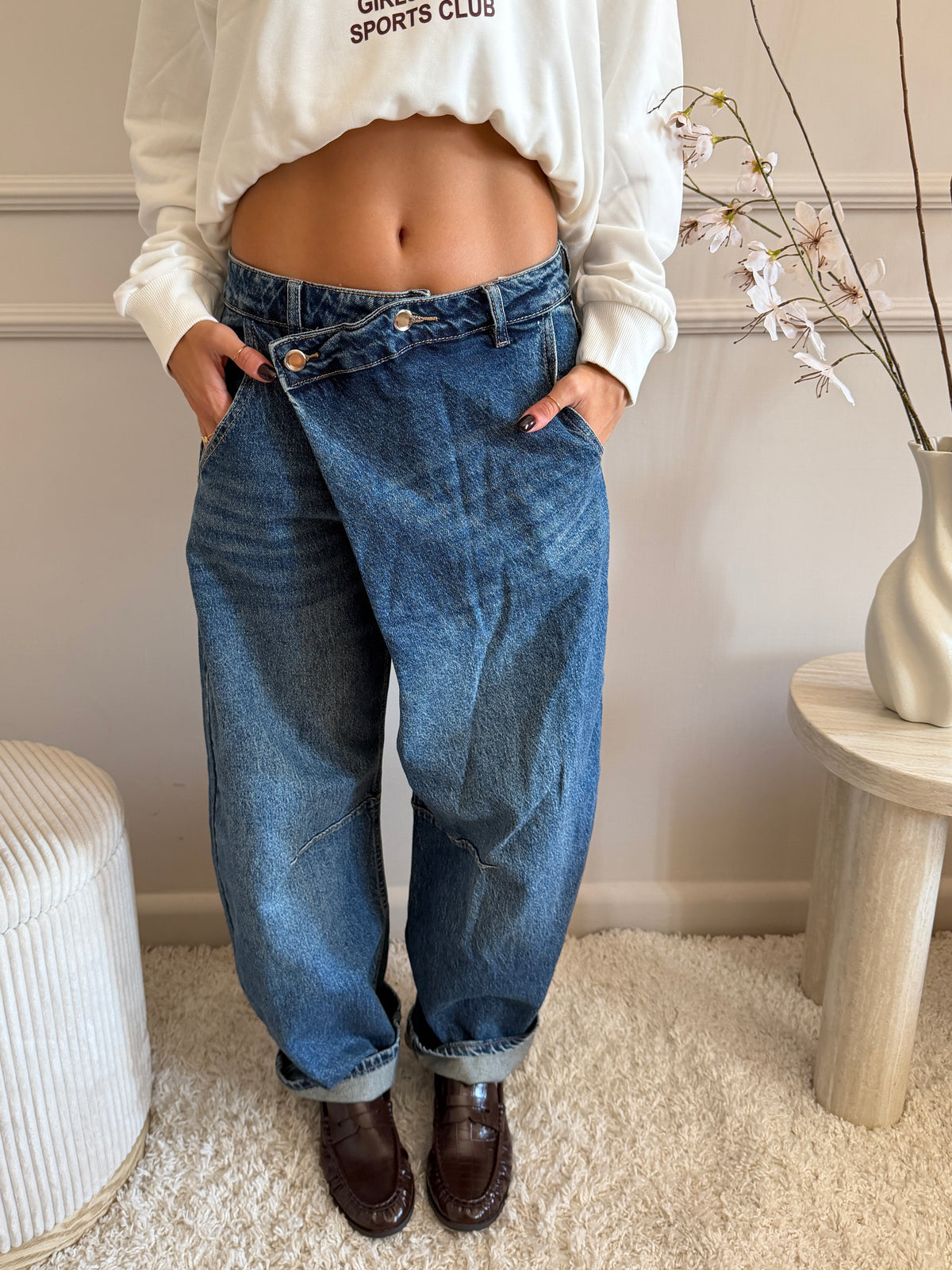 jeans wide leg con chiusura asimmetrica