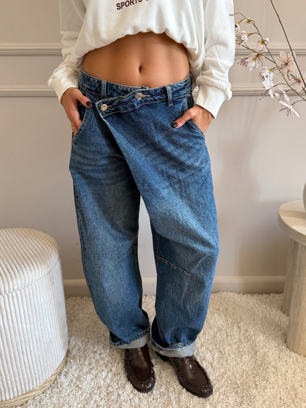 jeans wide leg con chiusura asimmetrica