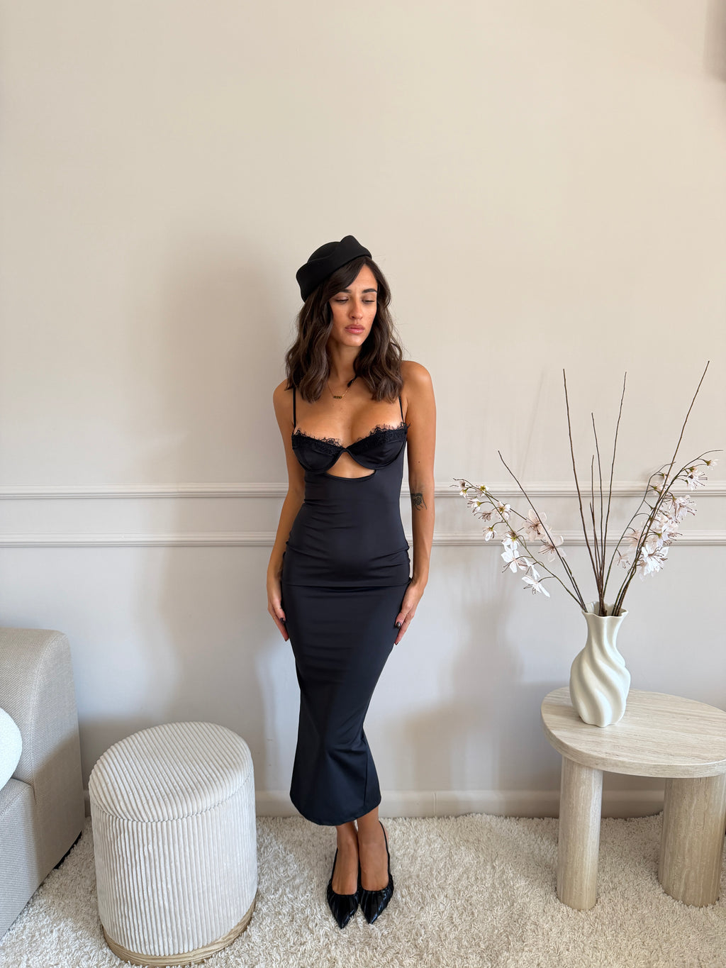 Abito con dettaglio cut-out e pizzo