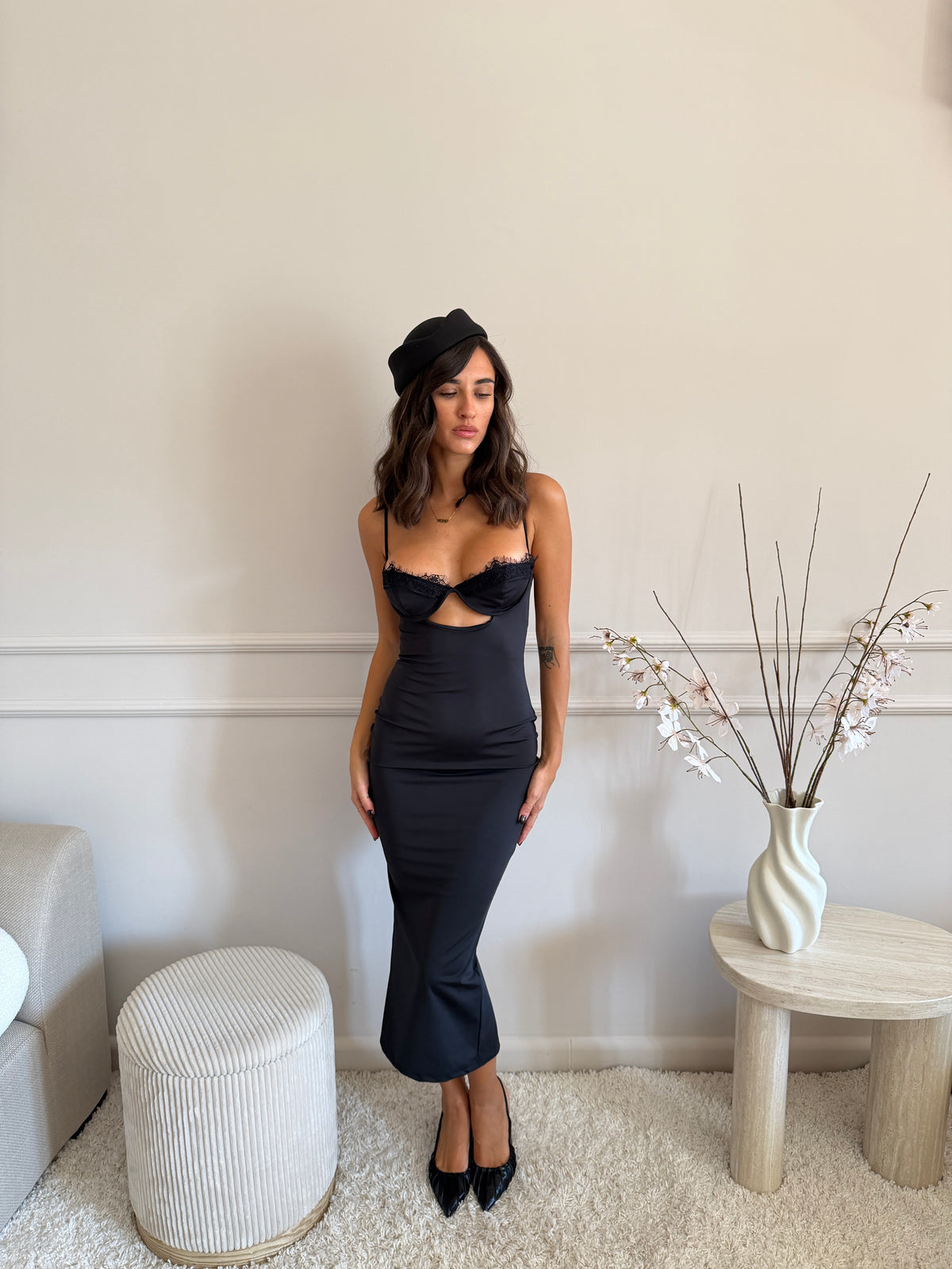 Abito con dettaglio cut-out e pizzo