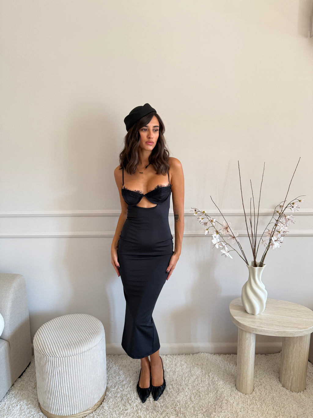 Abito con dettaglio cut-out e pizzo