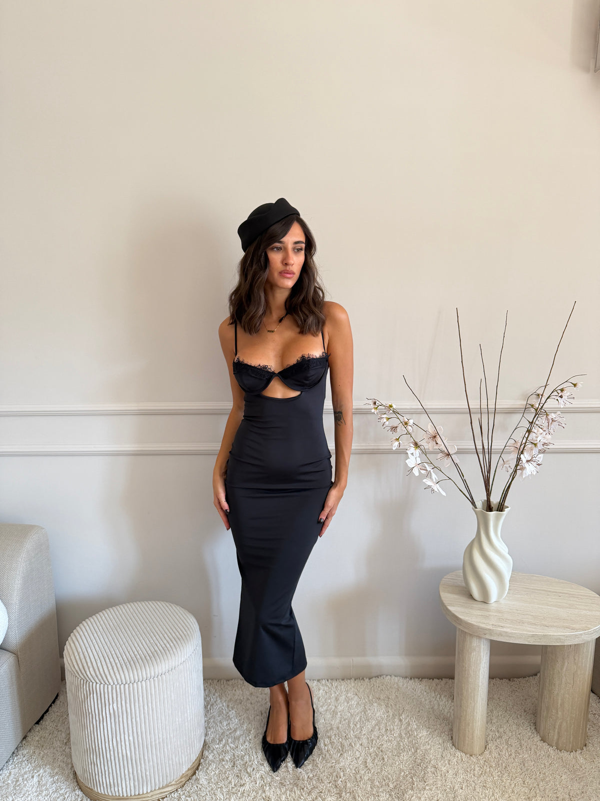 Abito con dettaglio cut-out e pizzo