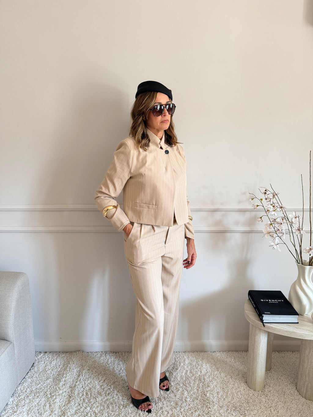 Coordinato gessato con blazer cropped e pantalone palazzo