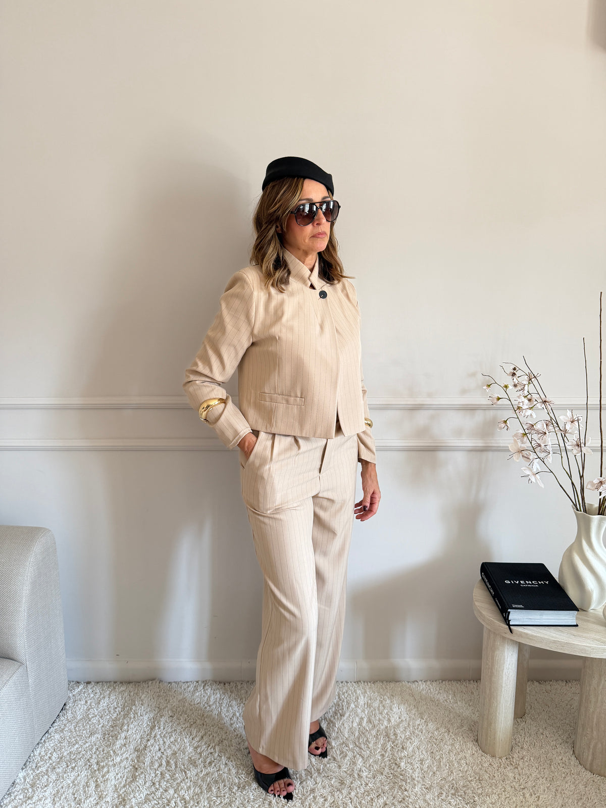 Coordinato gessato con blazer cropped e pantalone palazzo