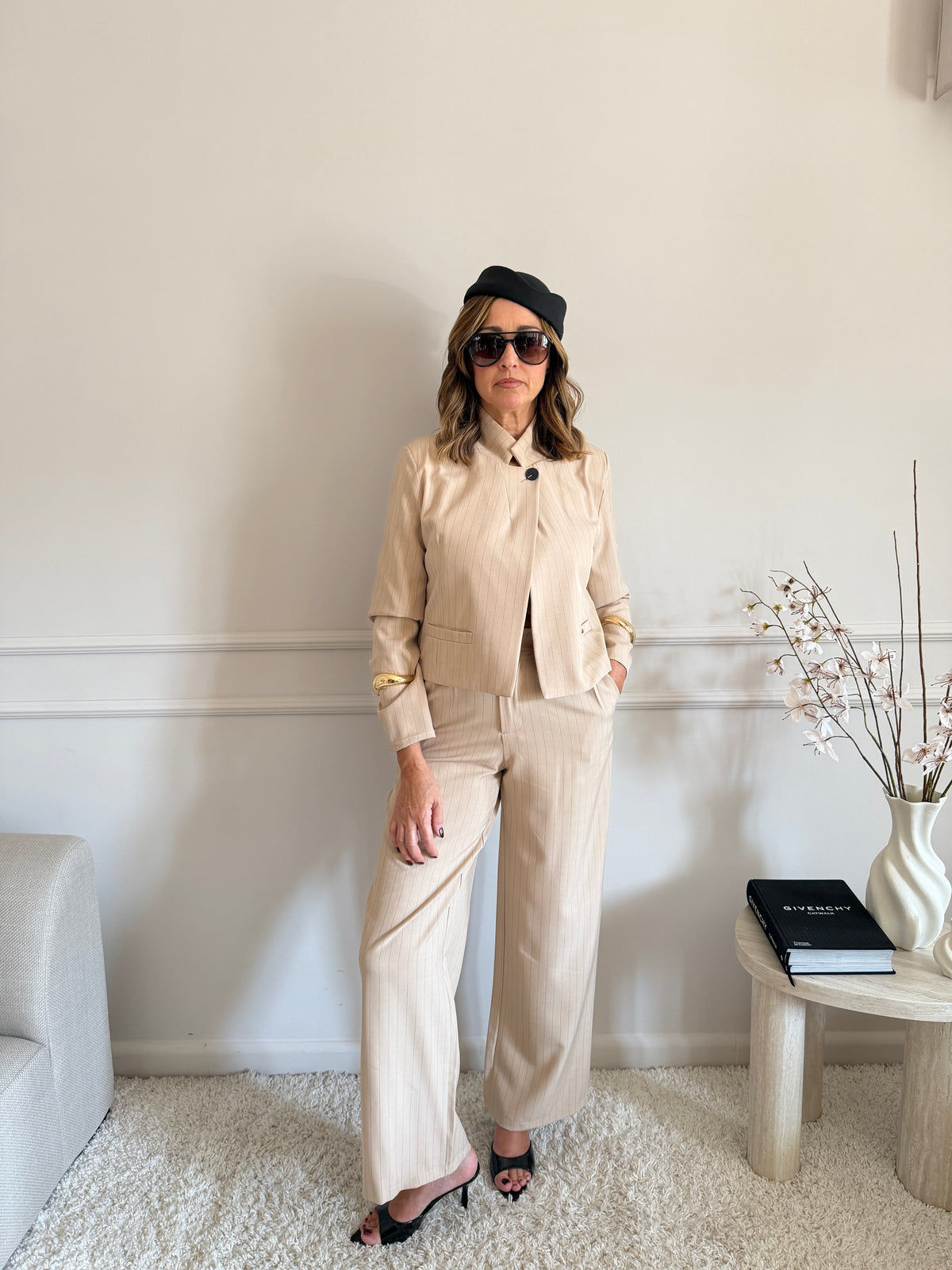 Coordinato gessato con blazer cropped e pantalone palazzo