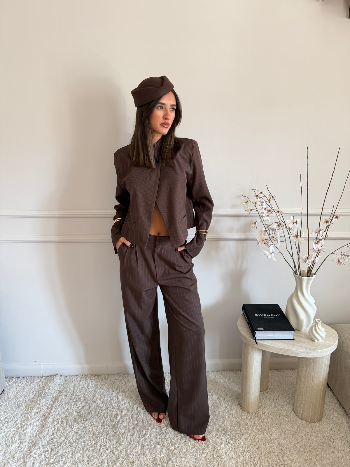 Coordinato gessato con blazer cropped e pantalone palazzo