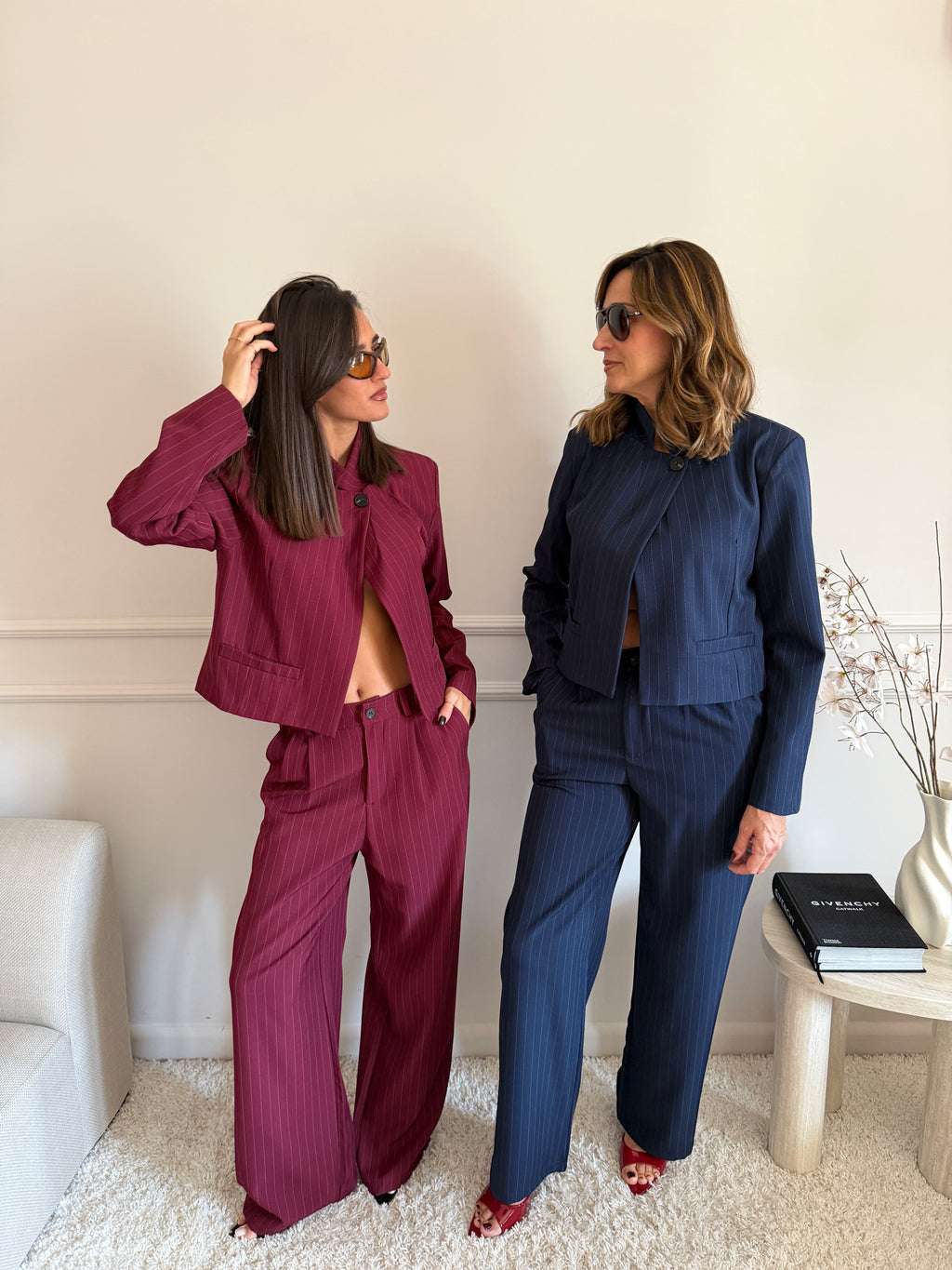 Coordinato gessato con blazer cropped e pantalone palazzo