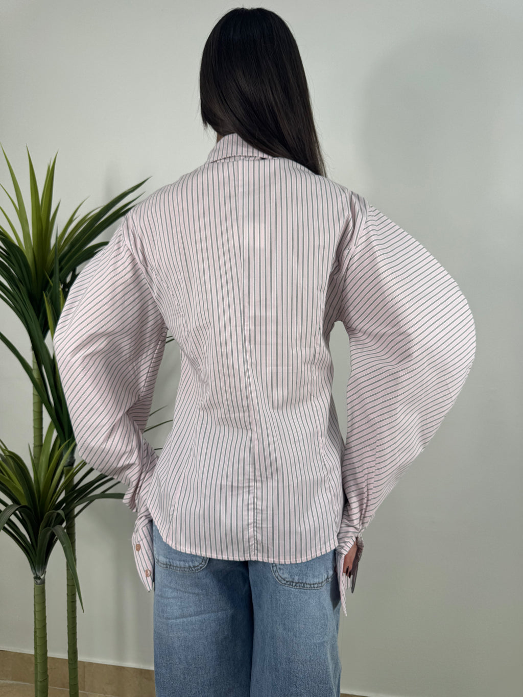 CAMICIA A RIGHE CON CRAVATTA E MANICHE VOLUME