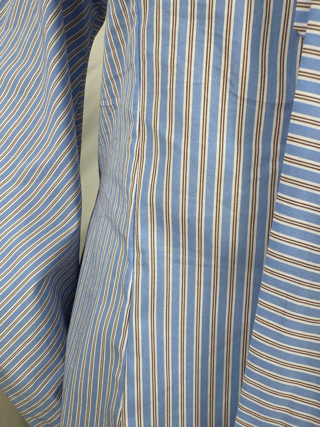 CAMICIA A RIGHE CON CRAVATTA E MANICHE VOLUME
