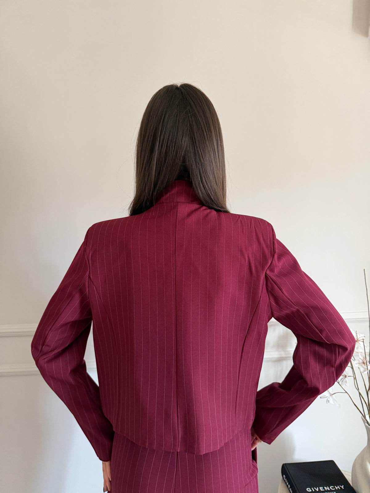 Coordinato gessato con blazer cropped e pantalone palazzo