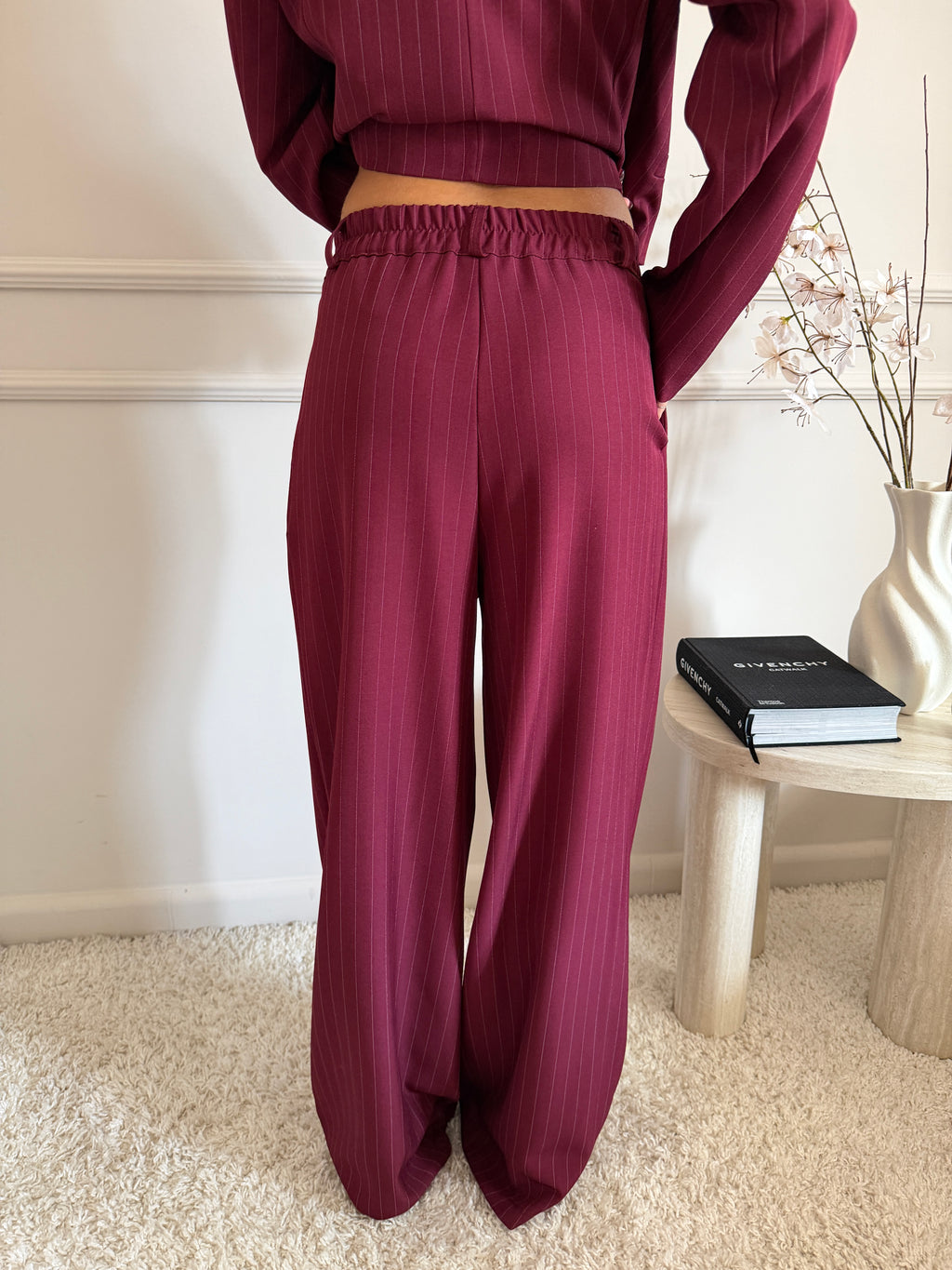 Coordinato gessato con blazer cropped e pantalone palazzo