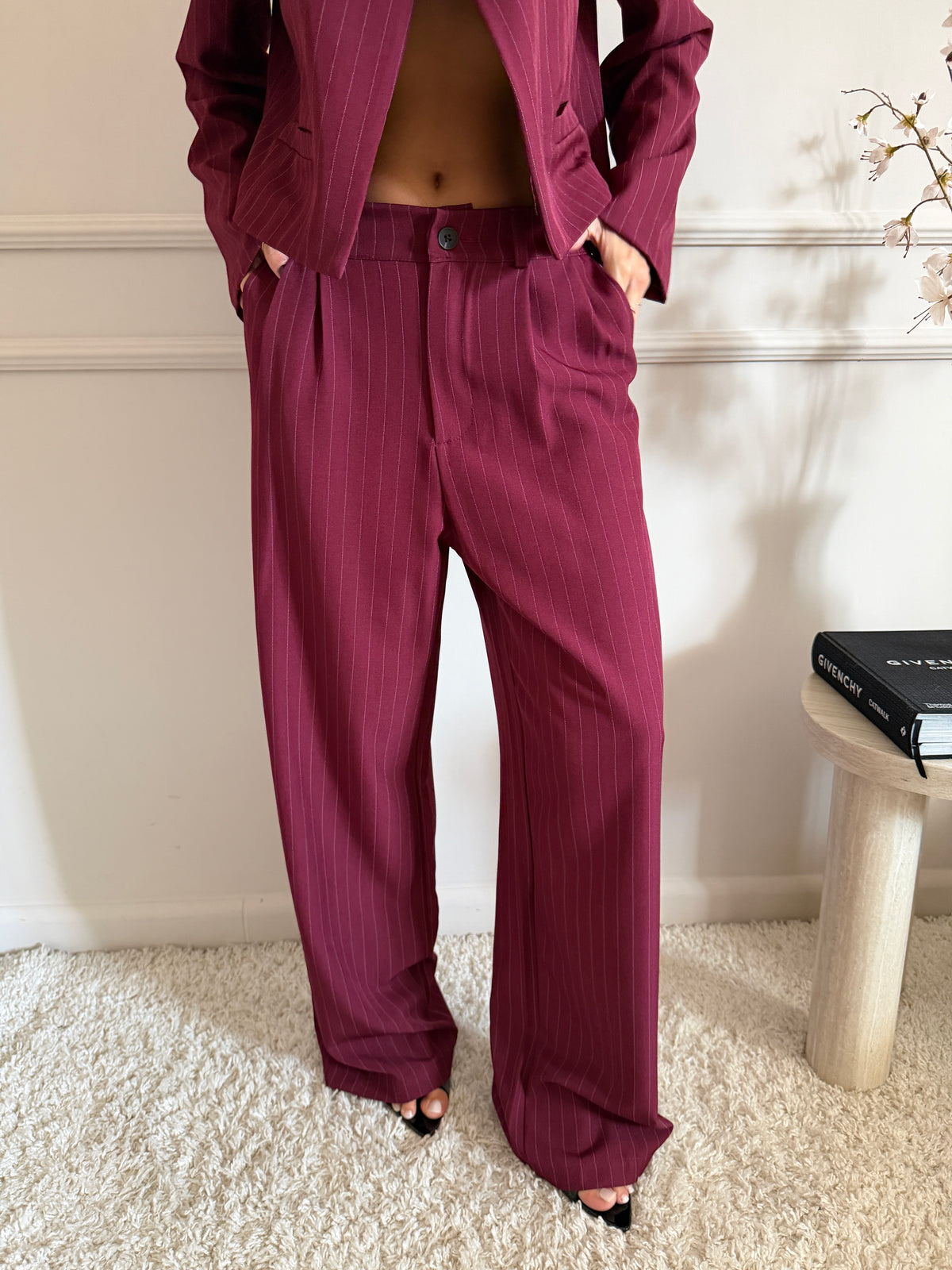 Coordinato gessato con blazer cropped e pantalone palazzo