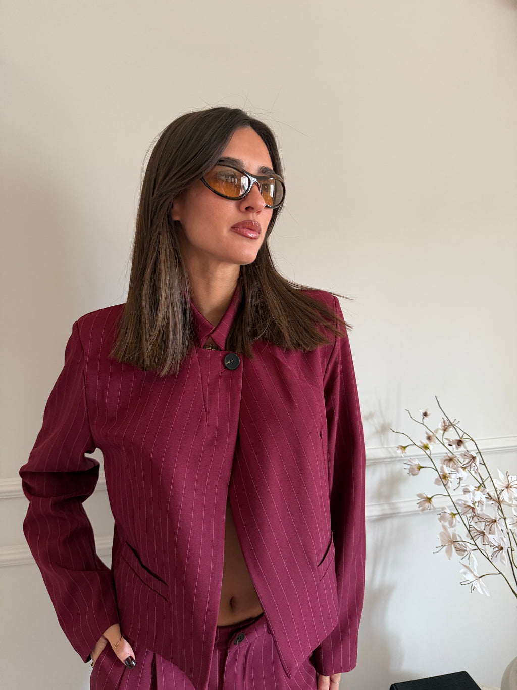 Coordinato gessato con blazer cropped e pantalone palazzo