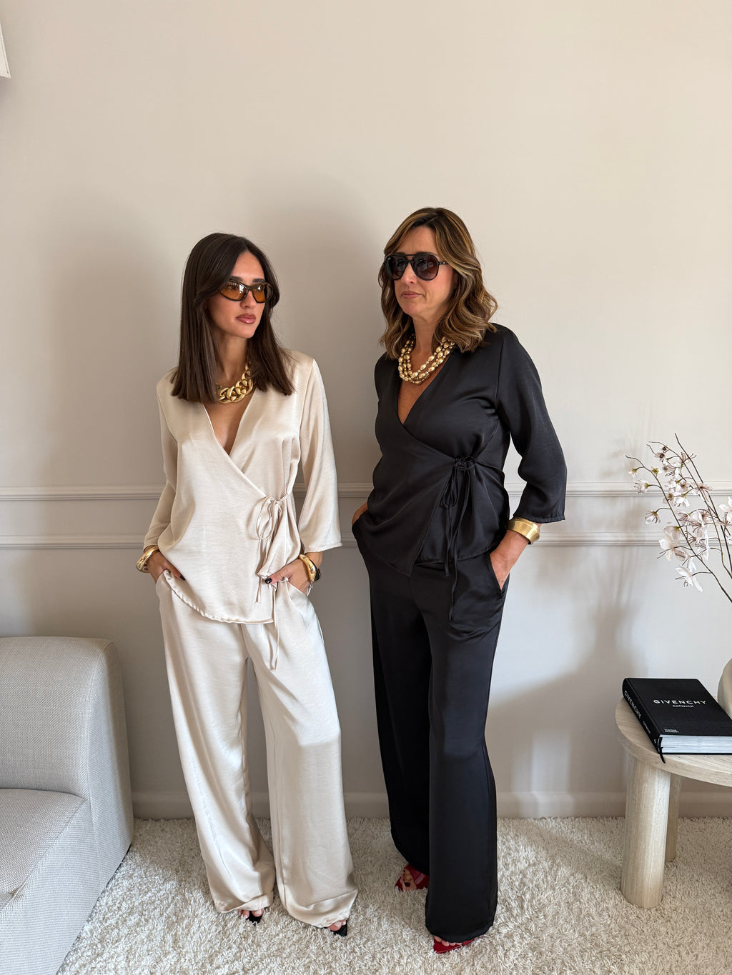Completo in raso effetto satinato con blusa incrociata e pantalone palazzo