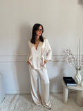 Completo in raso effetto satinato con blusa incrociata e pantalone palazzo