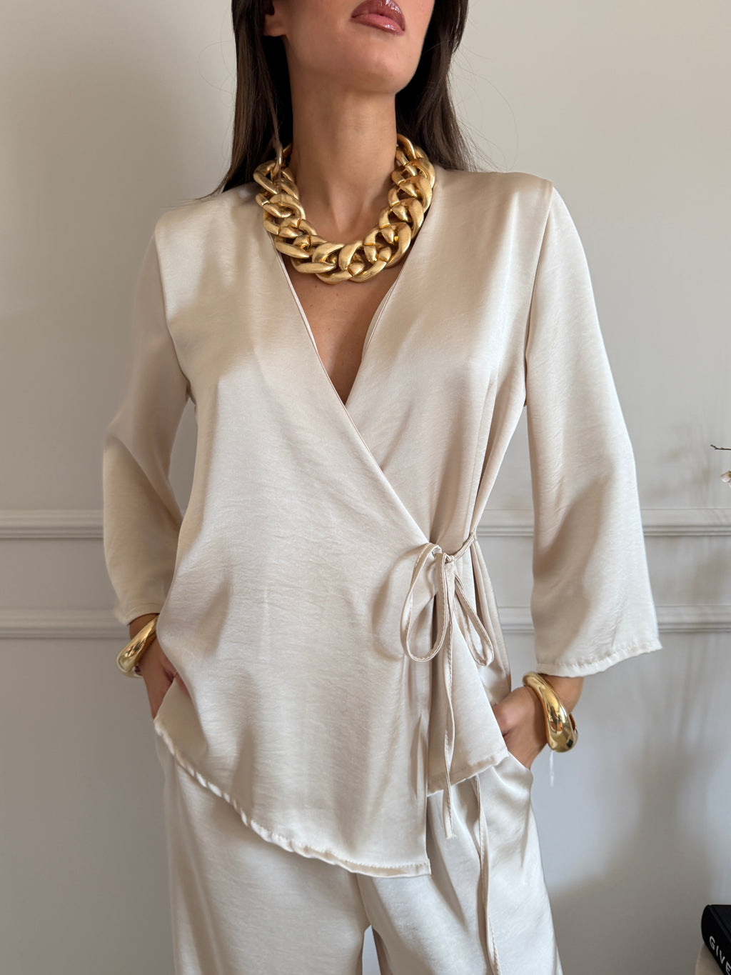 Completo in raso effetto satinato con blusa incrociata e pantalone palazzo